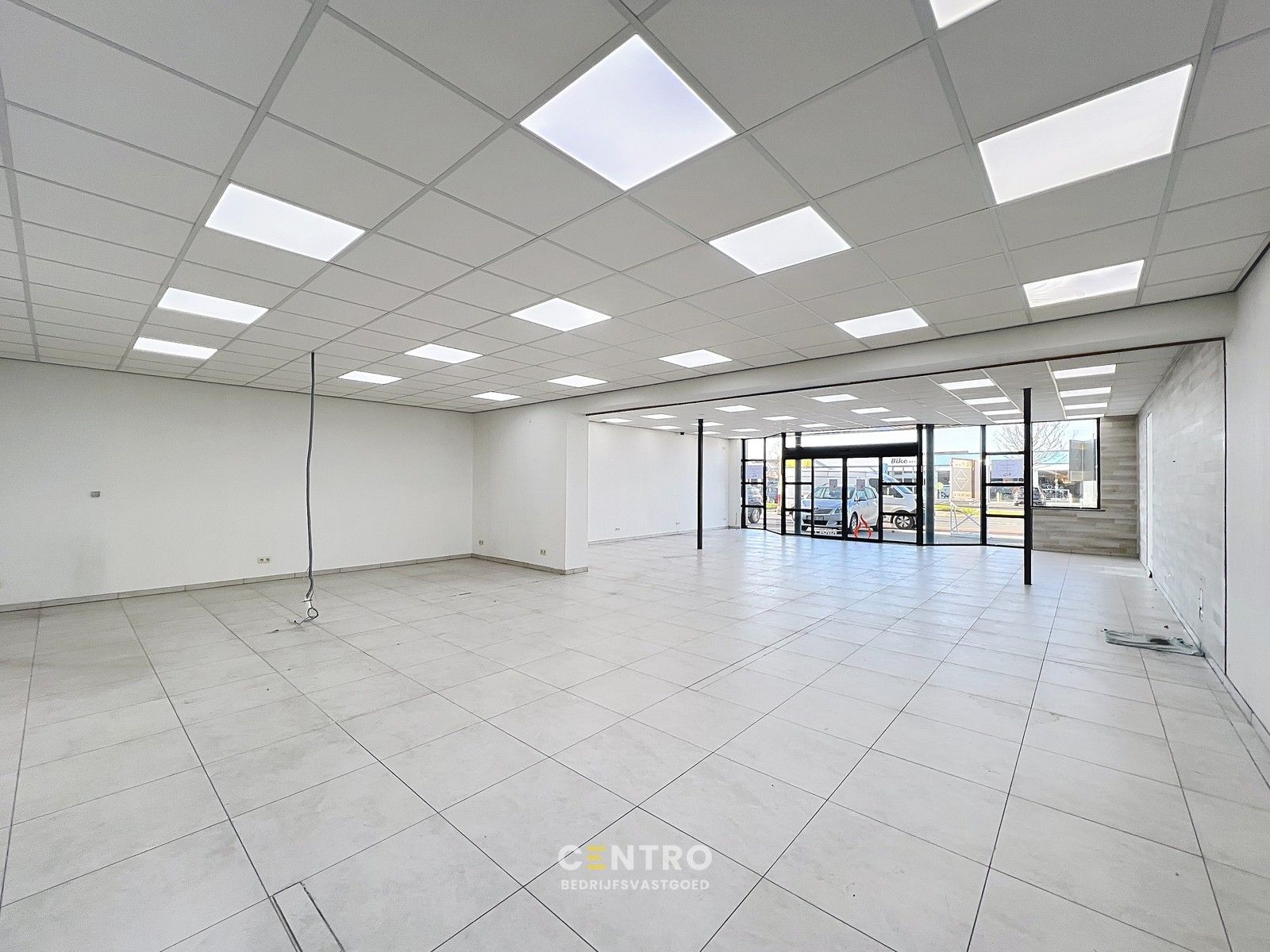 Topligging naast Tom&Co en Kwarto! Handelspand + magazijn met parkeergelegenheid langs de Westlaan in Roeselare. foto 8