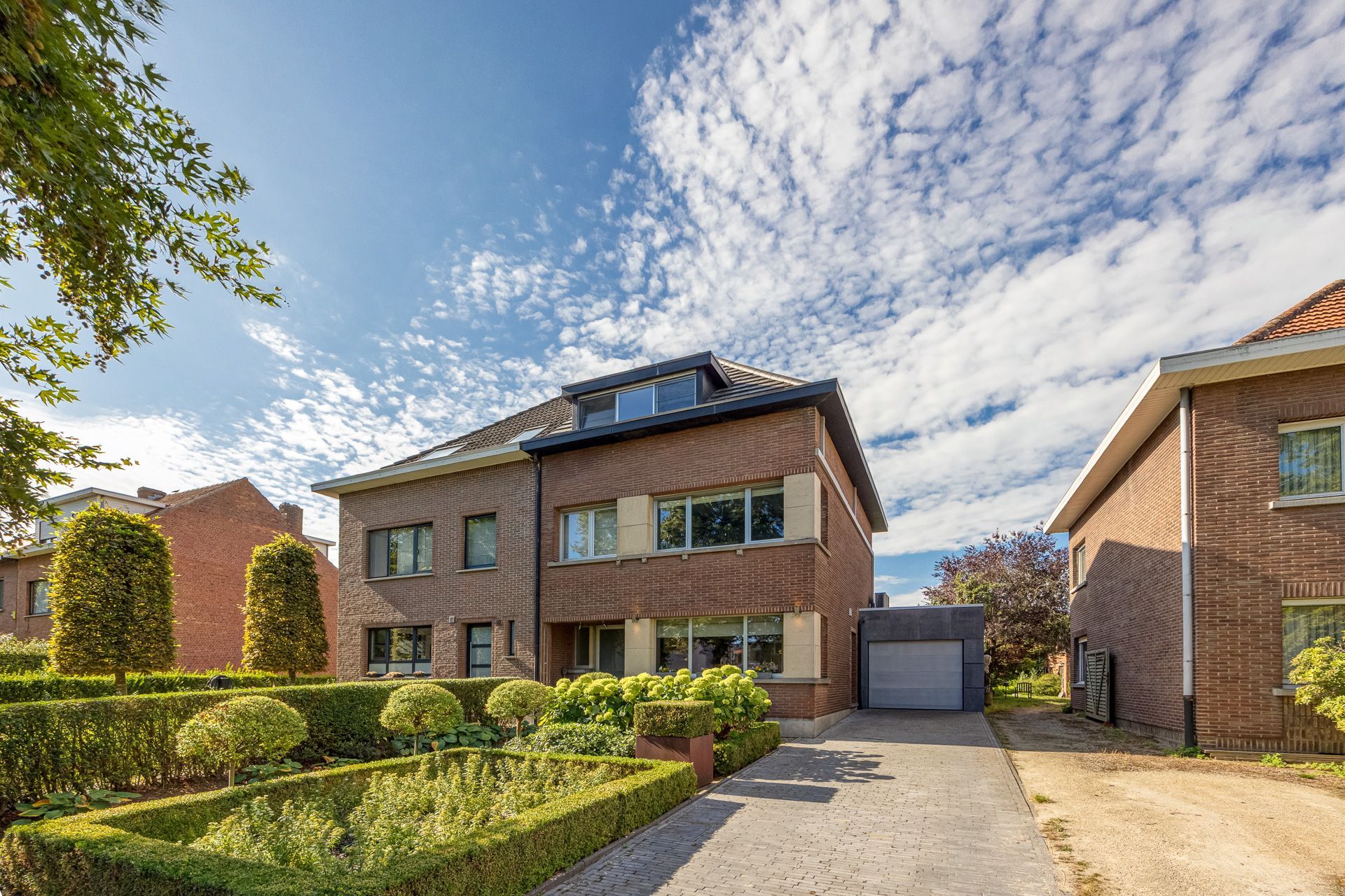 Volledig gerenoveerde gezinswoning met 5 slpks te Kontich foto {{pictureIndex}}