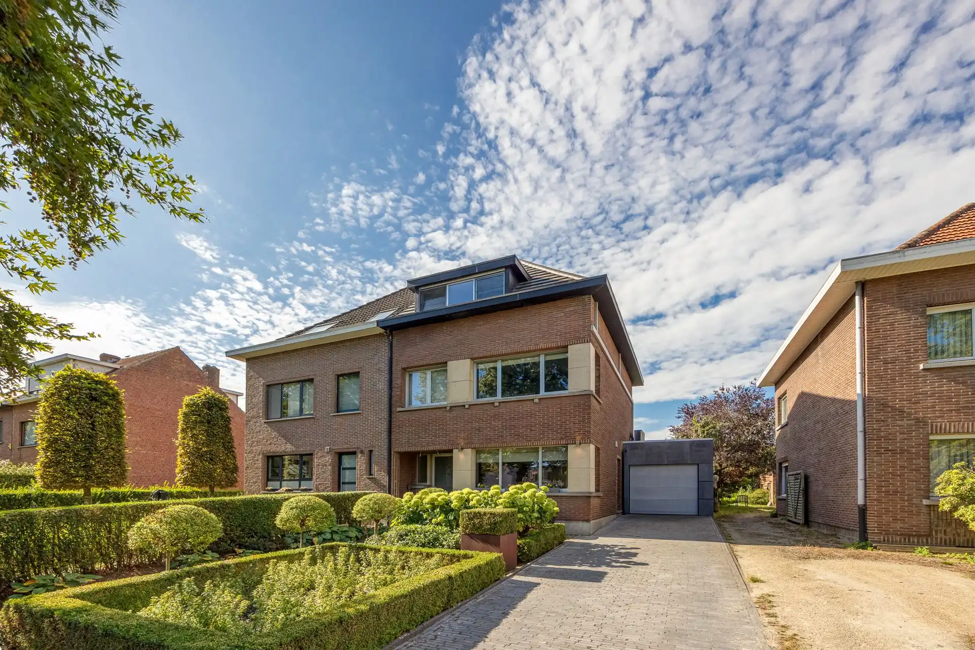 Volledig gerenoveerde gezinswoning met 5 slpks te Kontich foto {{pictureIndex}}