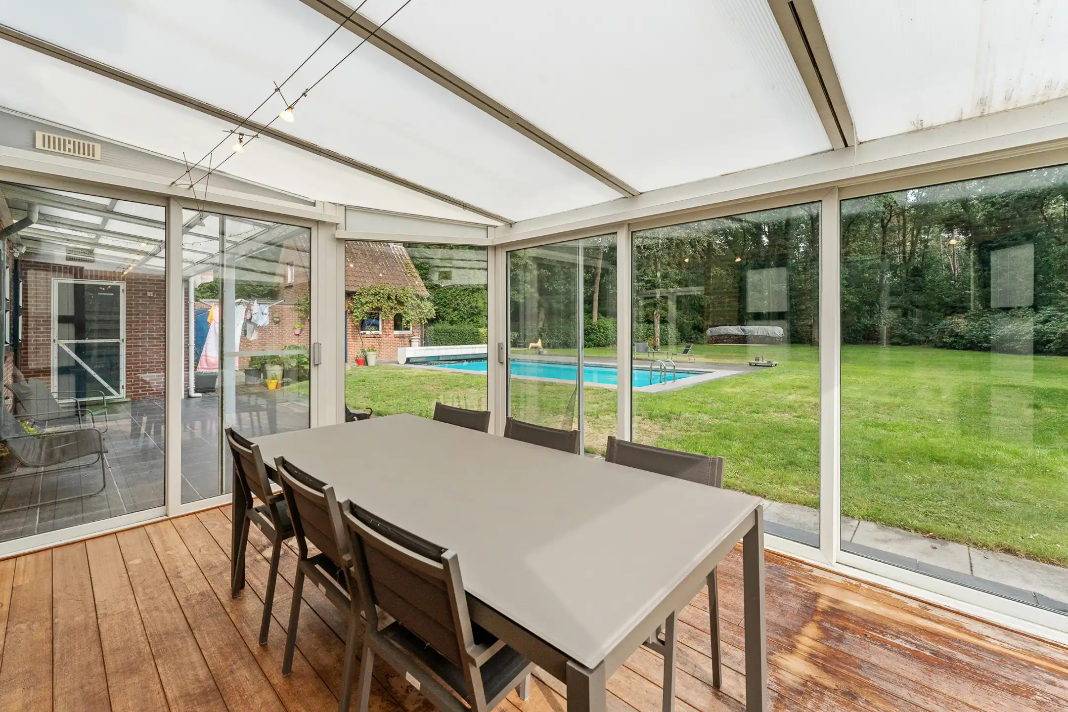 Ruime villa in bosrijke omgeving op een perceel van ca. 3.320m² met zwembad foto 12