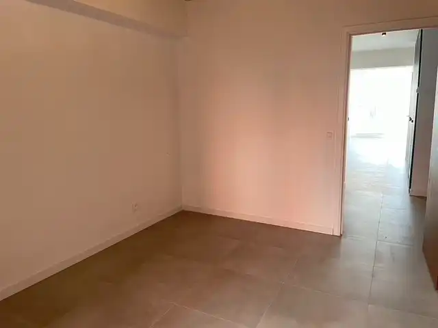 Ongemeubeld appartement met twee slaapkamers. Aan de achterkant van de Zeedijk. foto 14