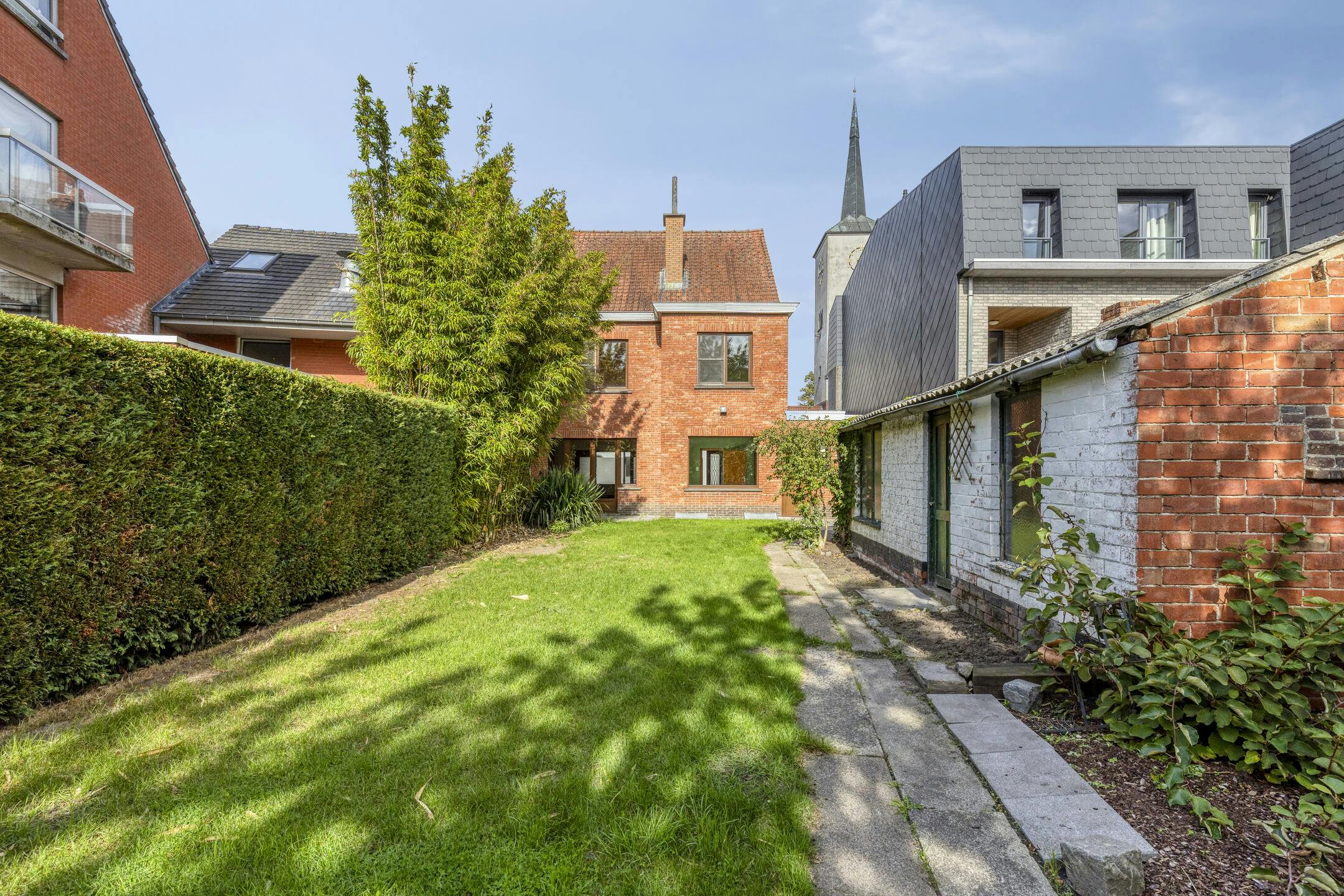Ruime woning met tuin & potentieel in hartje Landegem foto 14