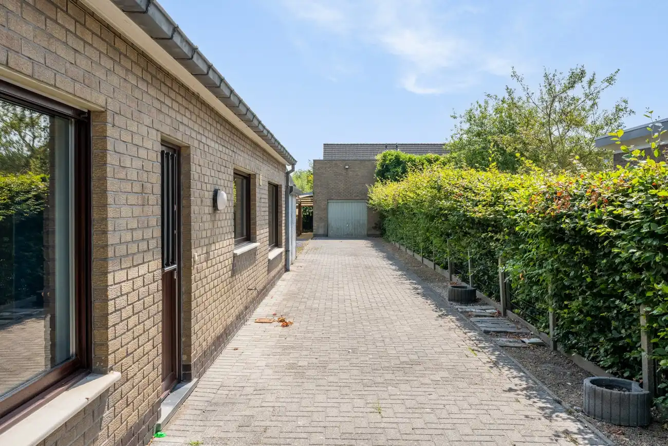 IN OPTIE!! Volledig te renoveren open woning met ruime afzonderlijke garage en tuin op een toplocatie nabij Oude Bareel in Sint-Amandsberg/Oostakker! foto 2