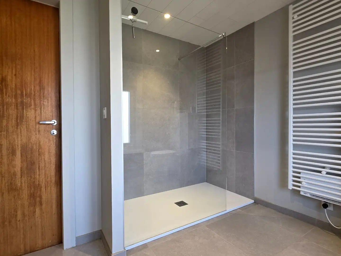 Stevige woning met betonstructuur te koop in Kuurne, eerste verdiep al volledig gerenoveerd foto 17