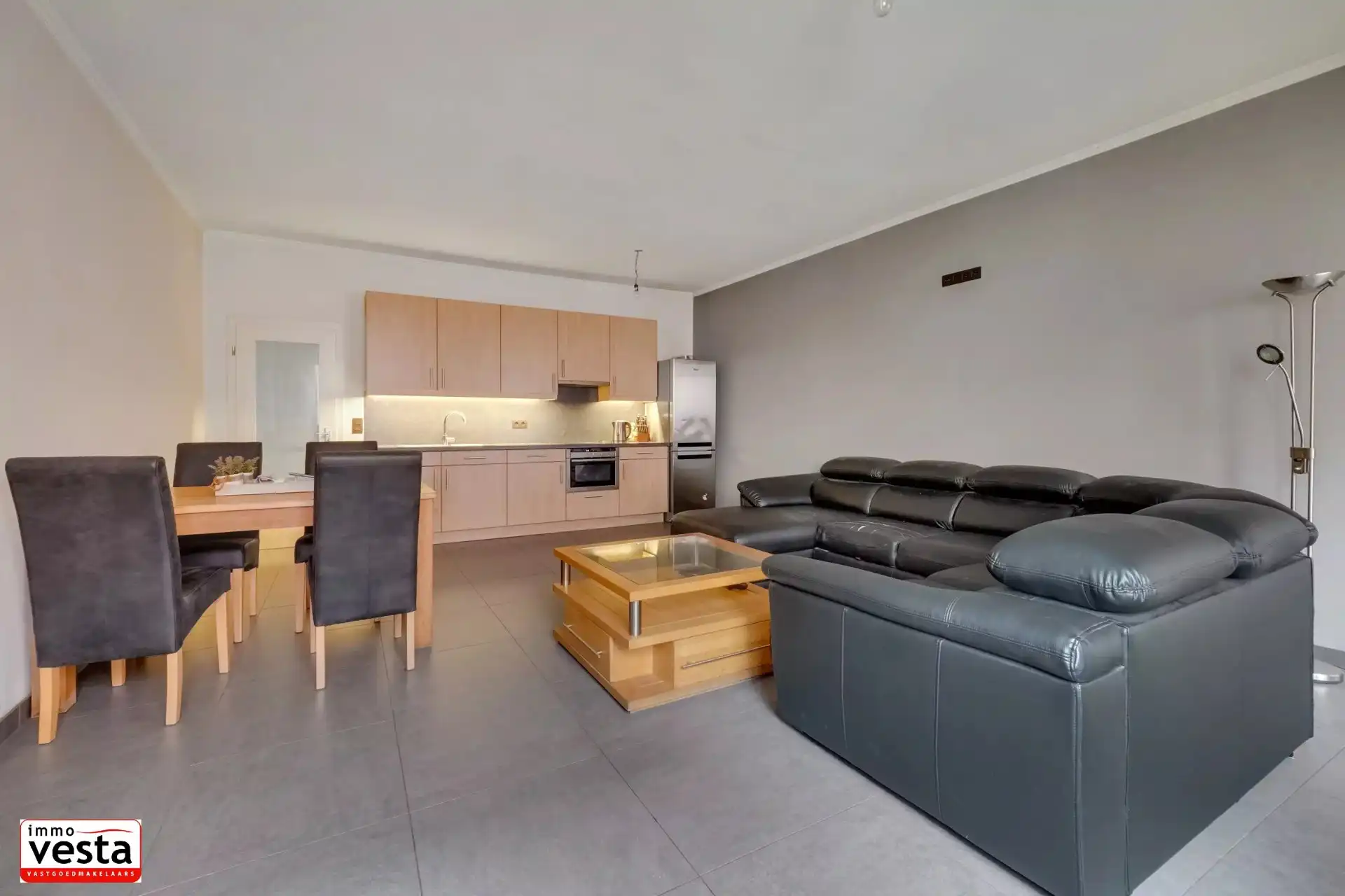 Instapklaar appartement nabij het (commercieel) centrum van de stad. foto 9