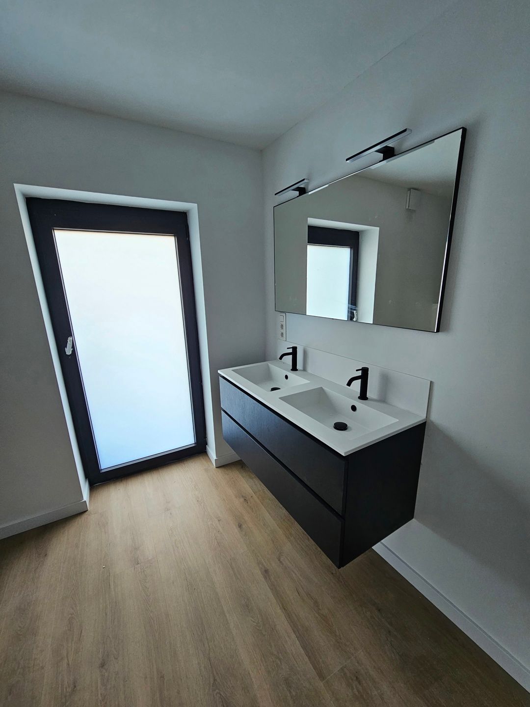 Gerenoveerd gelijkvloers appartement met 2 slaapkamers foto 12