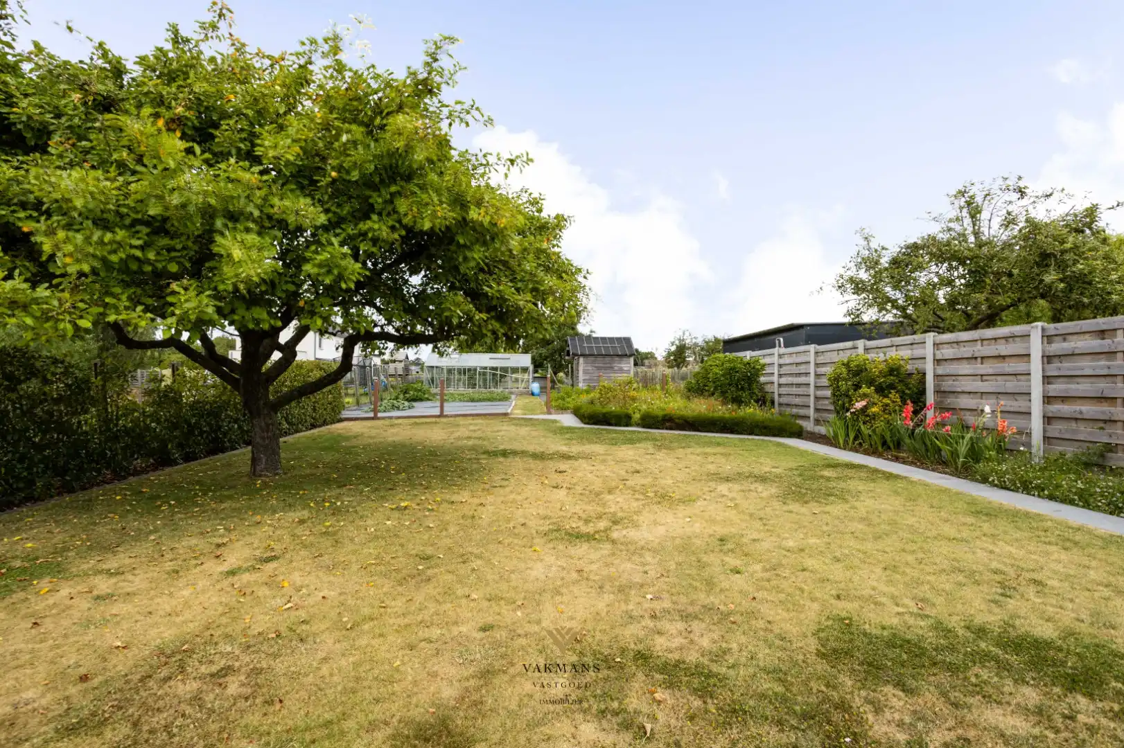 Te renoveren woning op den buiten met veel ruimte en tuin foto 34