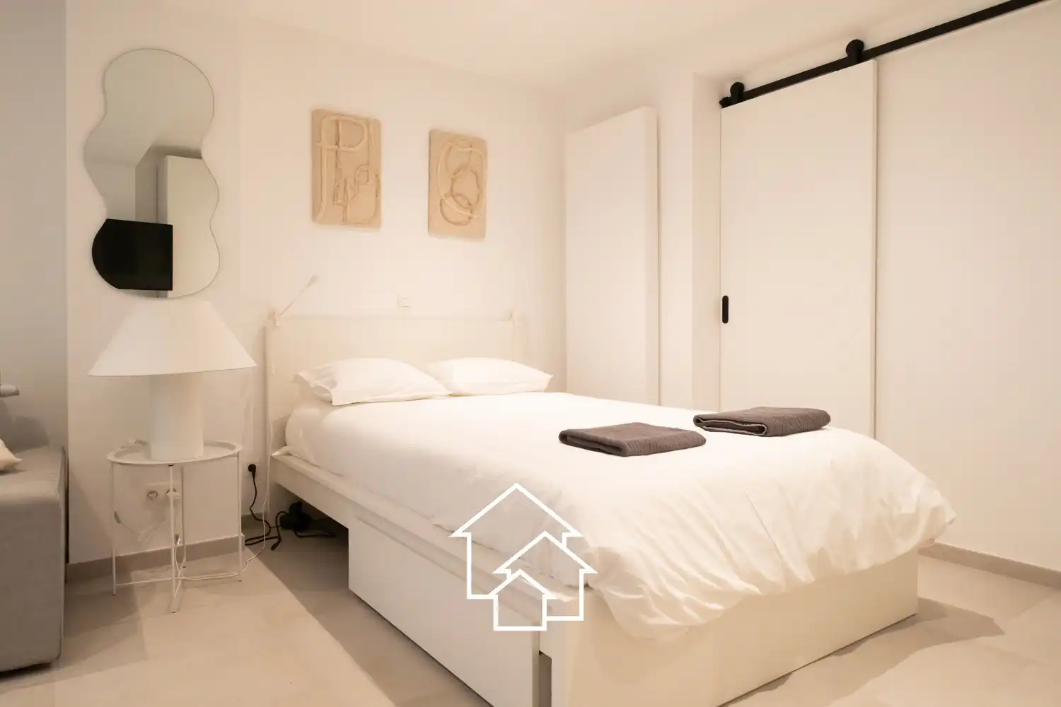 Gemeubileerd appartement met kleine binnenplaats in de wijk rond de vijvers van Ixelles. foto 4