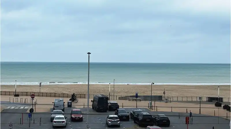 Luxe Appartement met frontaal zeezicht te koop in Oostende foto {{pictureIndex}}