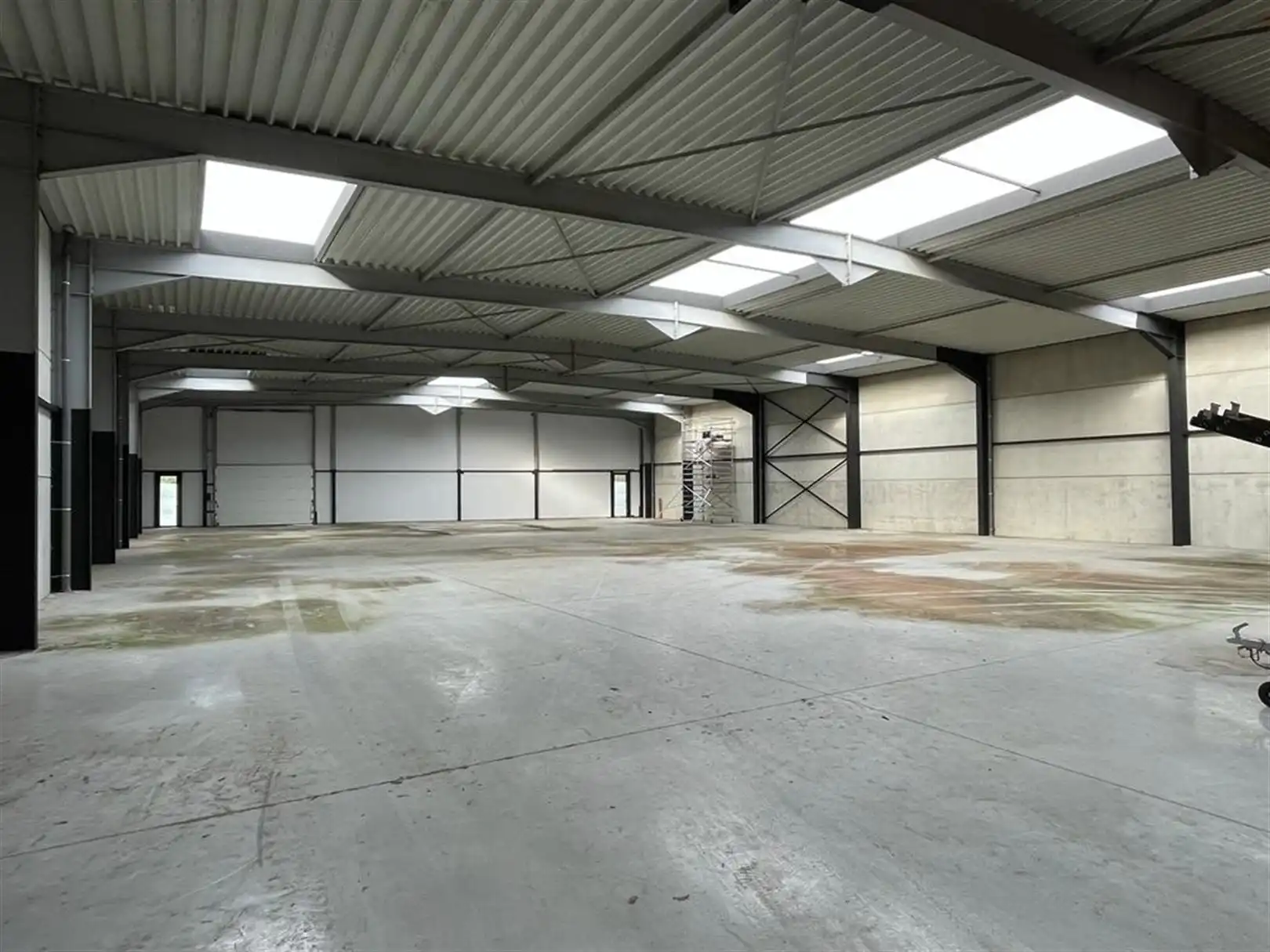 Nieuwbouw bedrijfspand met magazijnen en kantoren/showroom foto 7