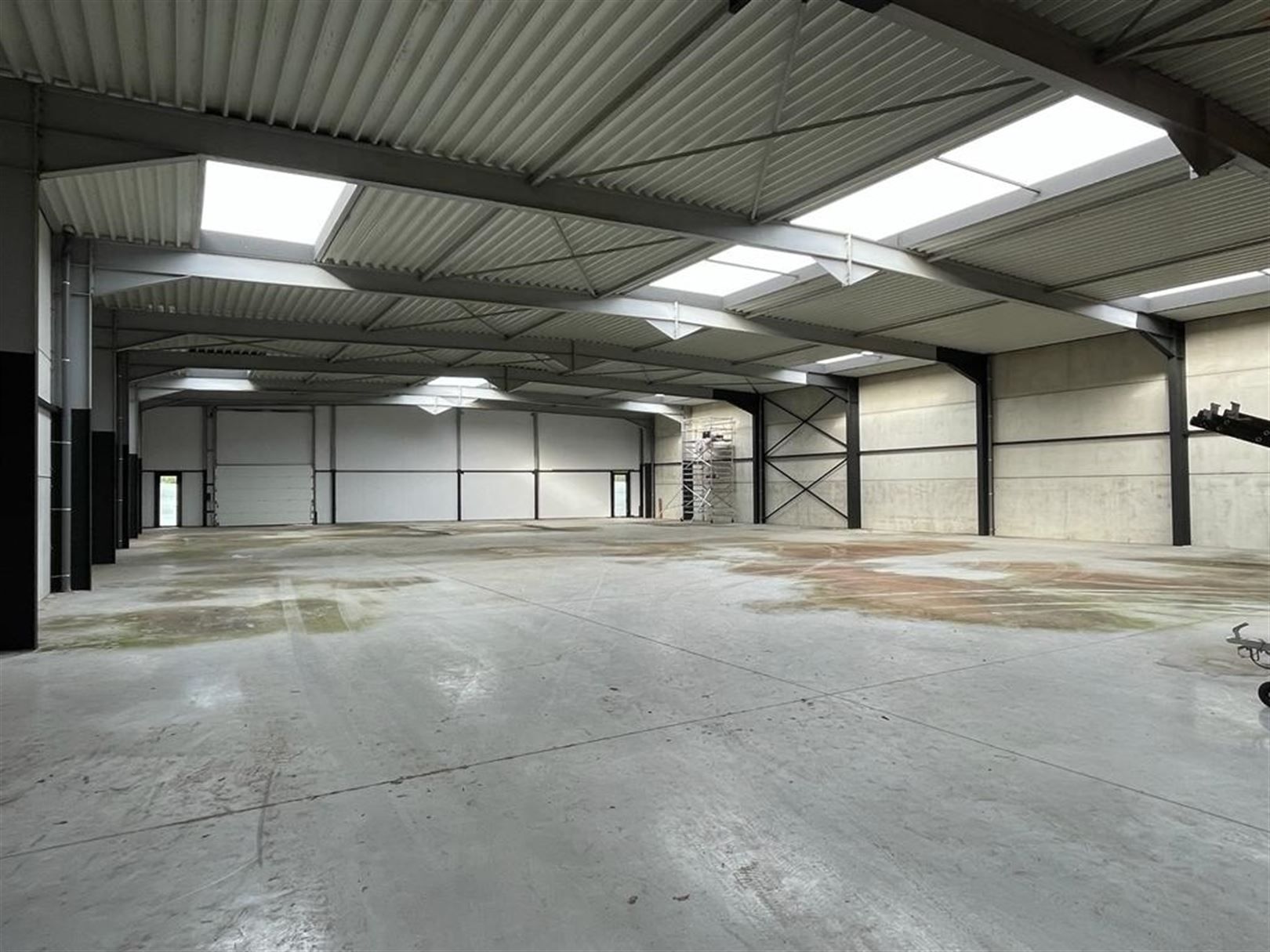 Nieuwbouw bedrijfspand met magazijnen en kantoren/showroom foto 7