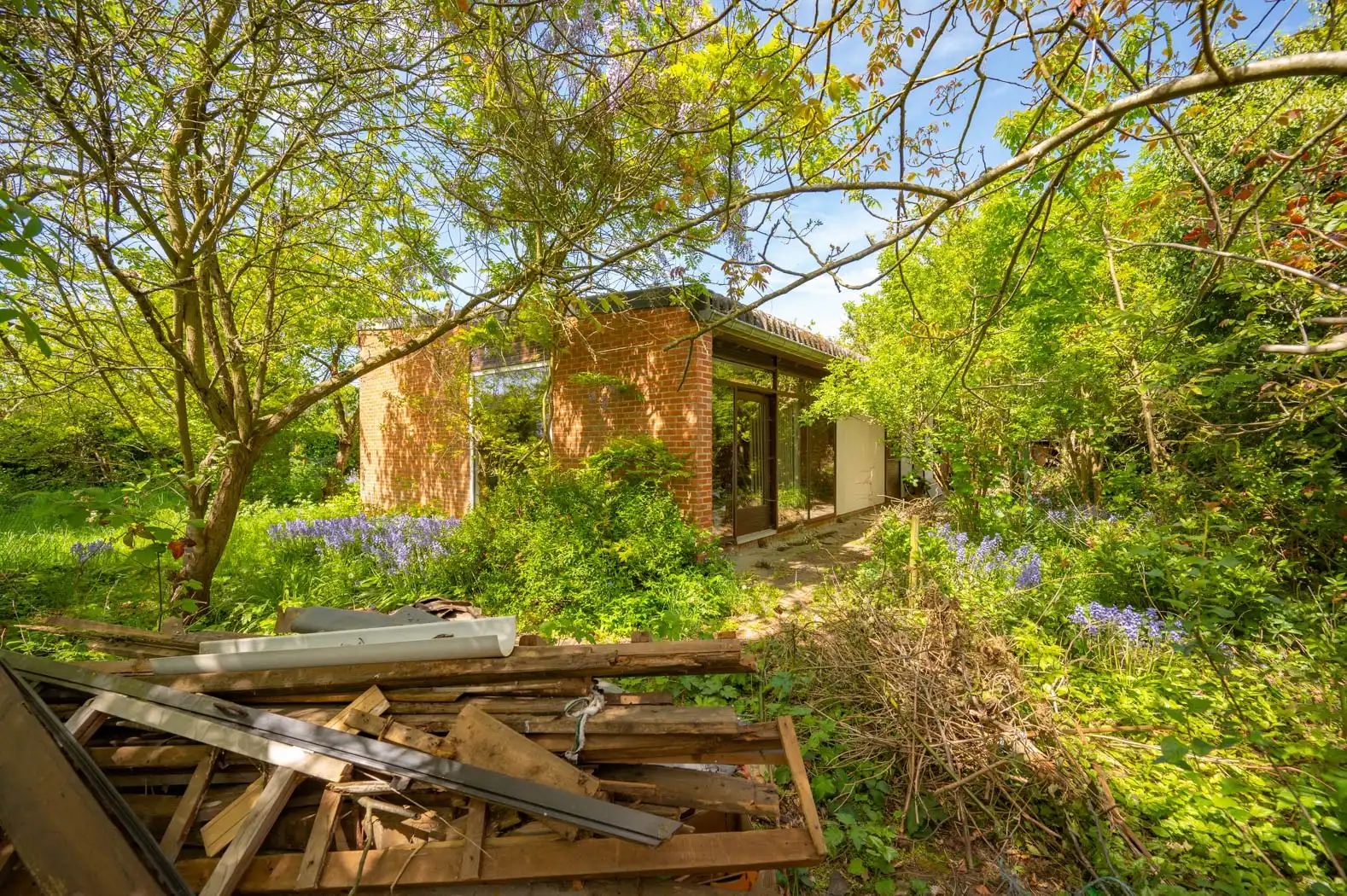 Uniek renovatieproject: lichtrijke en uiterst ruime bungalow met grote inpandige garage op een idyllisch groen perceel foto 22