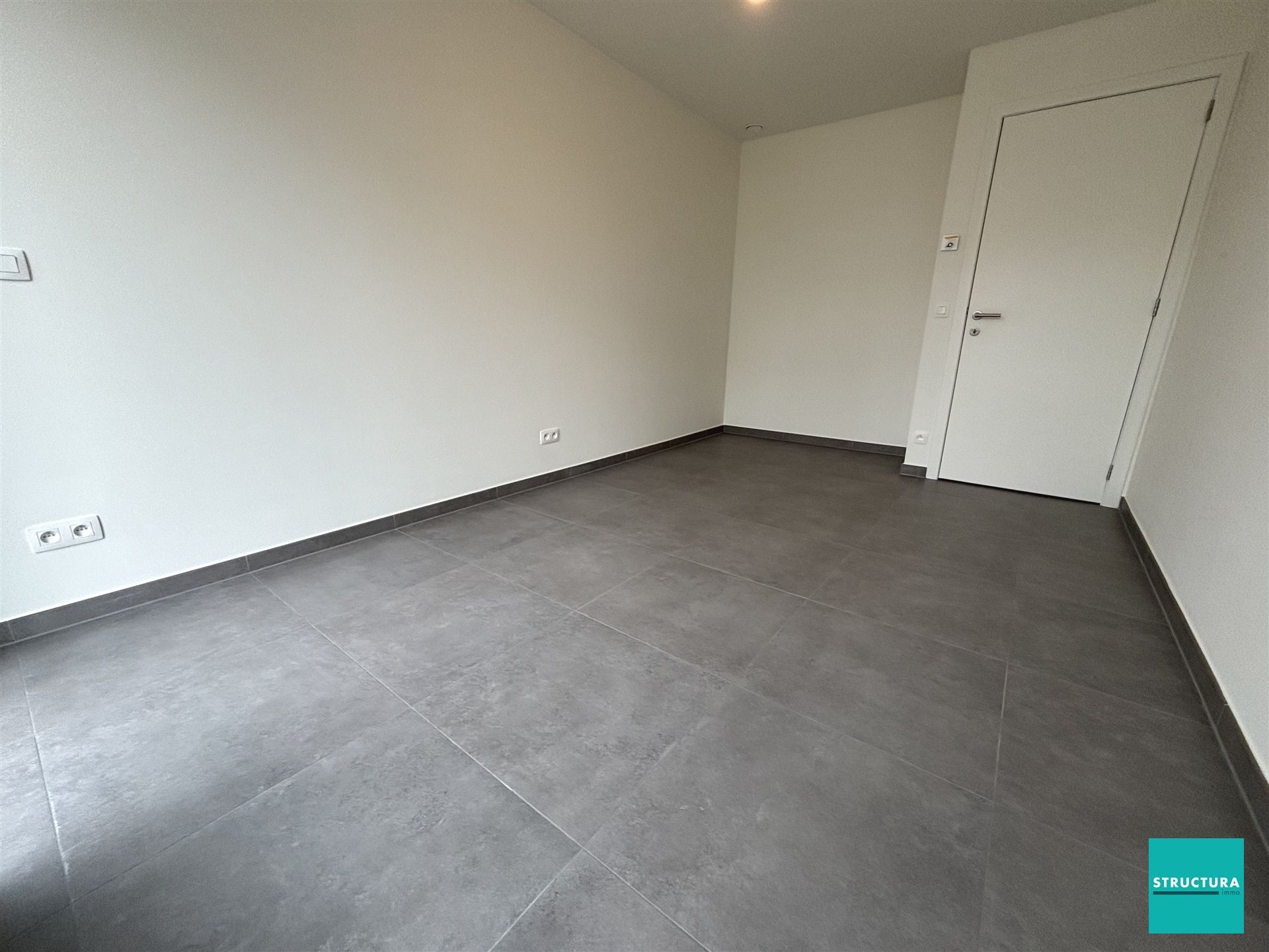 Ruim nieuwbouw appartement met tuin en staanplaats foto 10