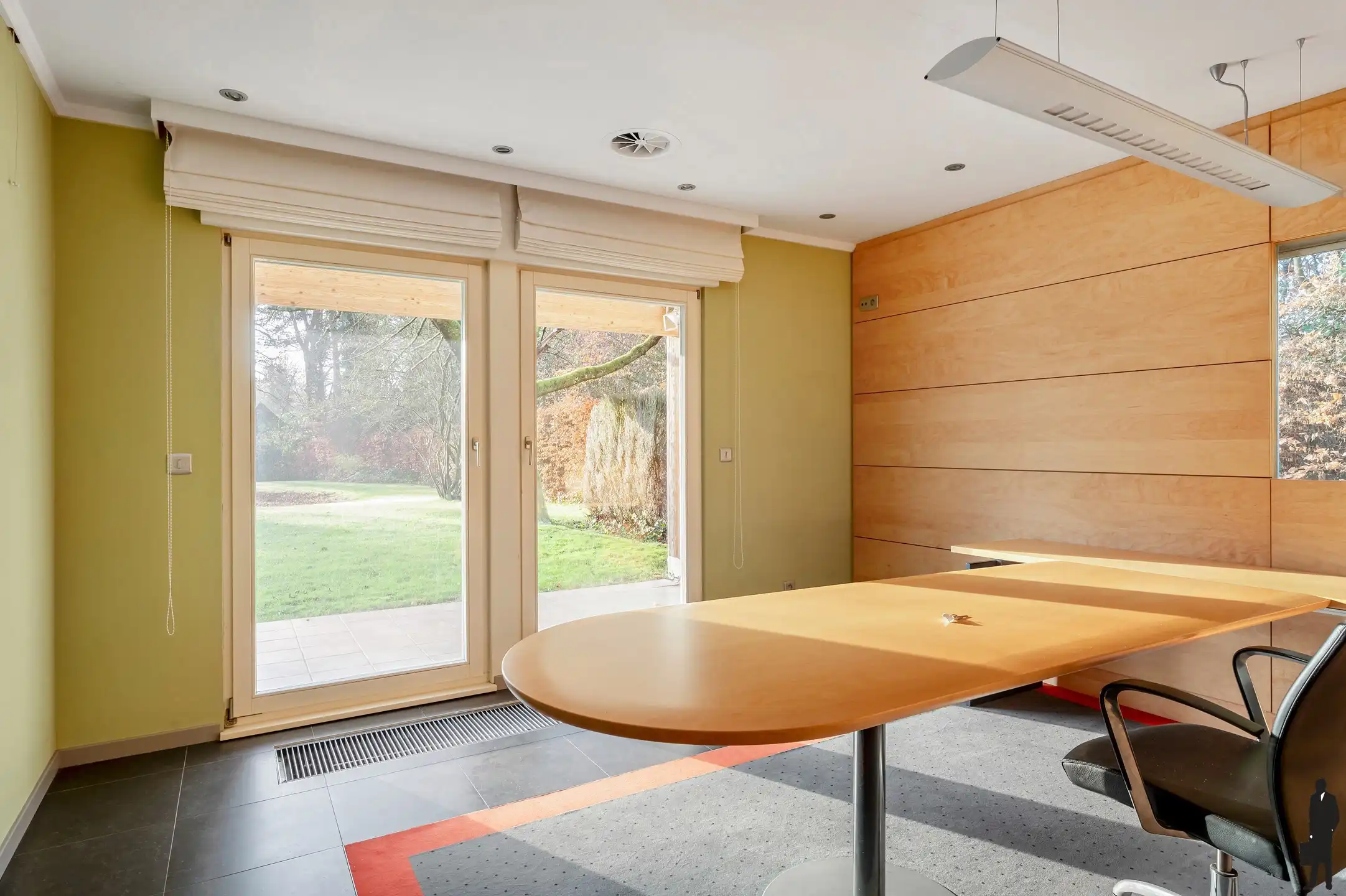 Een volledig te renoveren gelijkvloerse villa (heden kantoor) op ca. 2.438 m² foto 5