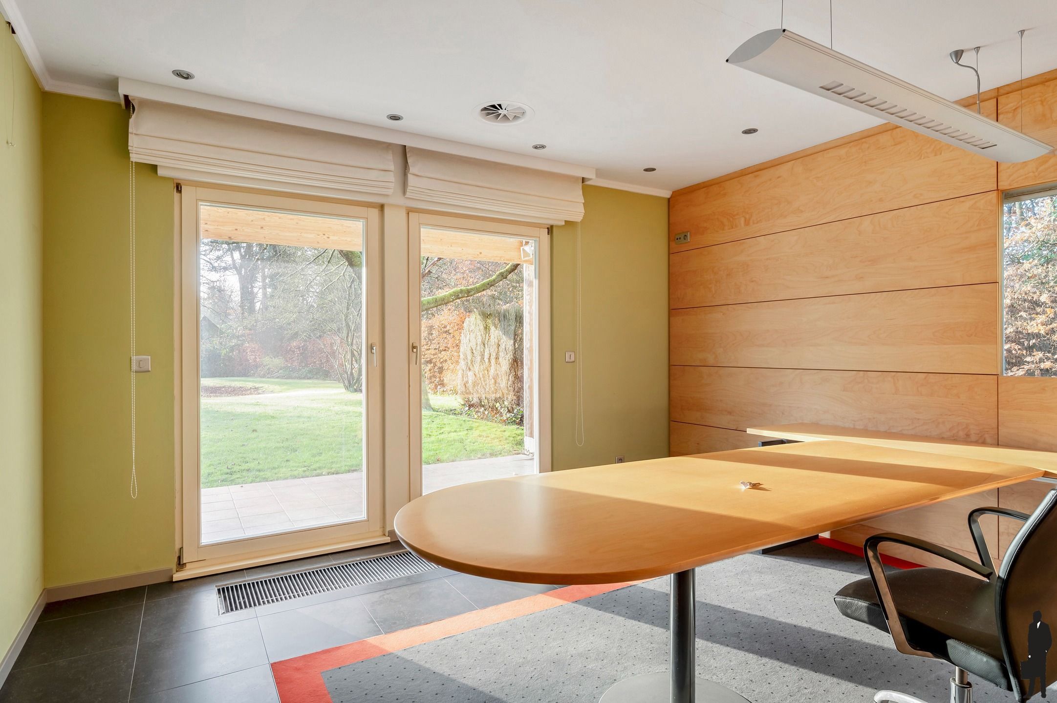 Een volledig te renoveren gelijkvloerse villa (heden kantoor) op ca. 2.438 m² foto 5