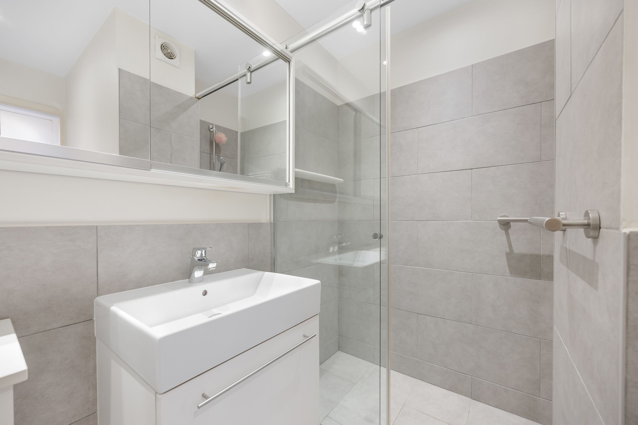 Goed gelegen appartement met 2 slaapkamers en 2 terrassen. foto 10