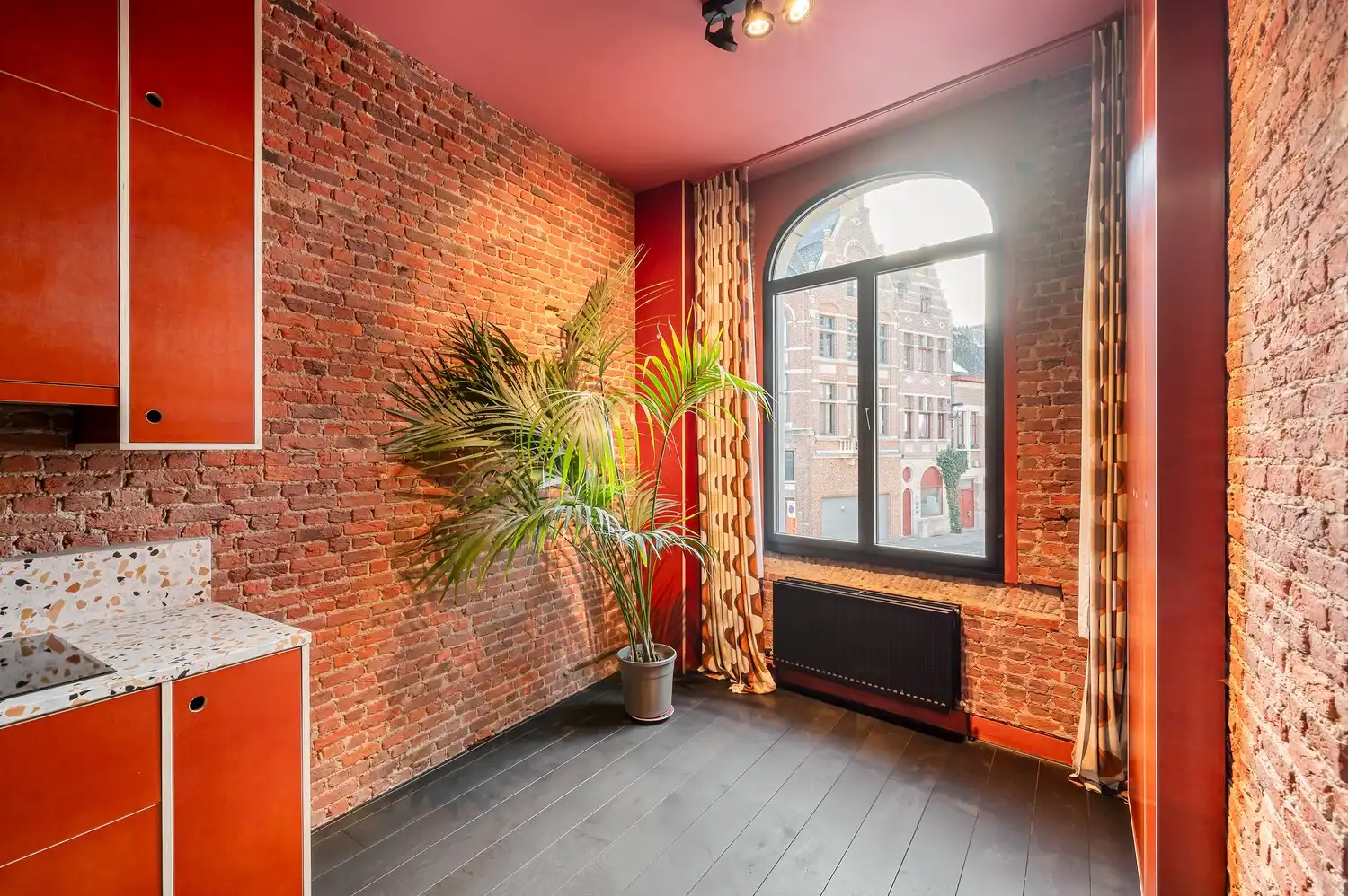 Karaktervolle erfgoedwoning op topligging tegenover de Sint-Gummaruskerk. foto 23