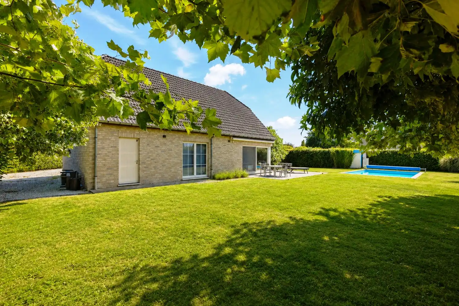Residentieel gelegen villa met buitenzwembad, grote tuin en privacy. foto 2