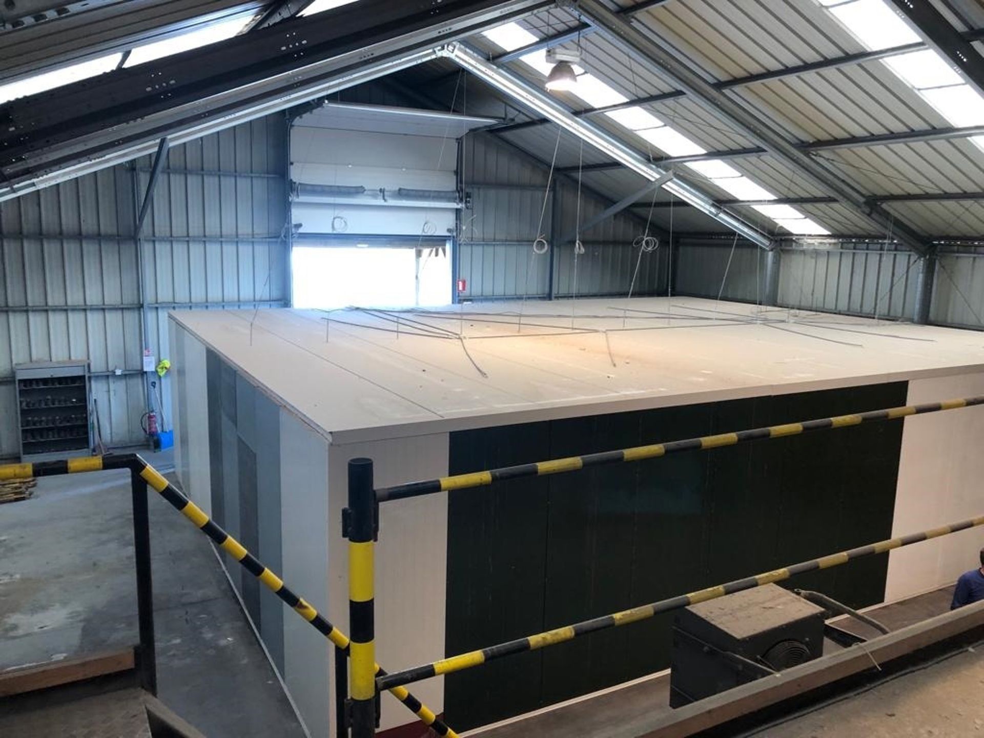 Magazijn 378 m² + kantoor 180m²  en terrein 510m² te huur foto 4