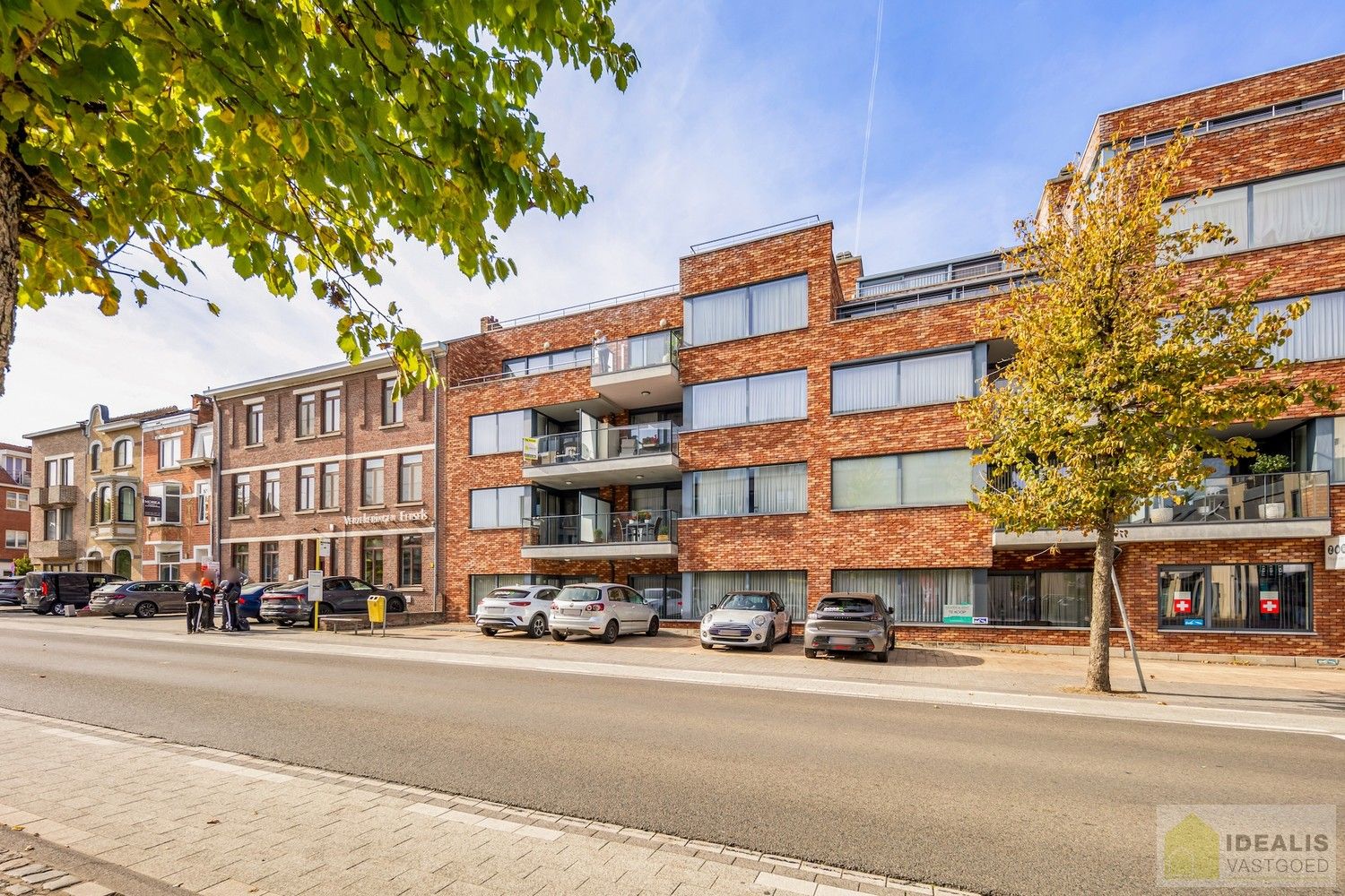 IDEALIS VASTGOED – HOOGWAARDIG AFGEWERKTE ASSISTENTIE-APPARTEMENT IN RESIDENTIE NUMA OP EEN TOPLOCATIE. Gelegen op de 2de verdieping met een bewoonbare oppervlakte van ca. 60m² biedt dit knappe assistentie-appartement een aangename leefruimte met aansluitend een zonnig overdekt terras, uitgeruste keuken en een ruime slaapkamer met veel lichtinval! Daarnaast kan er gebruik gemaakt worden van de talrijke gemeenschappelijke ruimtes en kan men aangenaam vertoeven in de prachtige gemeenschappelijke tuin, een oase van rust! foto 4