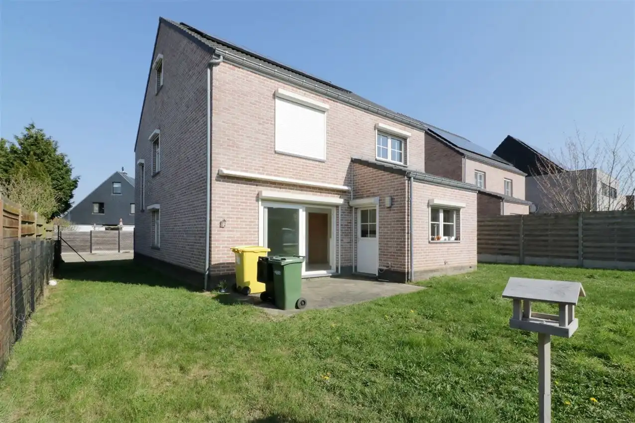 Recente woning met drie slaapkamers en garage op rustige locatie foto 32