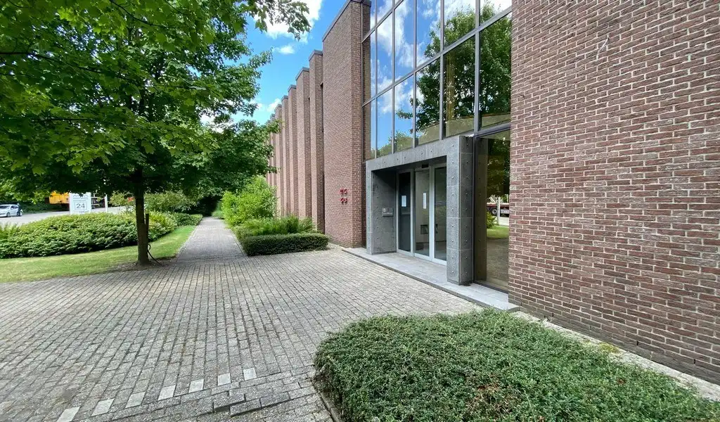 Magazijn met kantoren te huur vlakbij A12 in Wilrijk foto 2