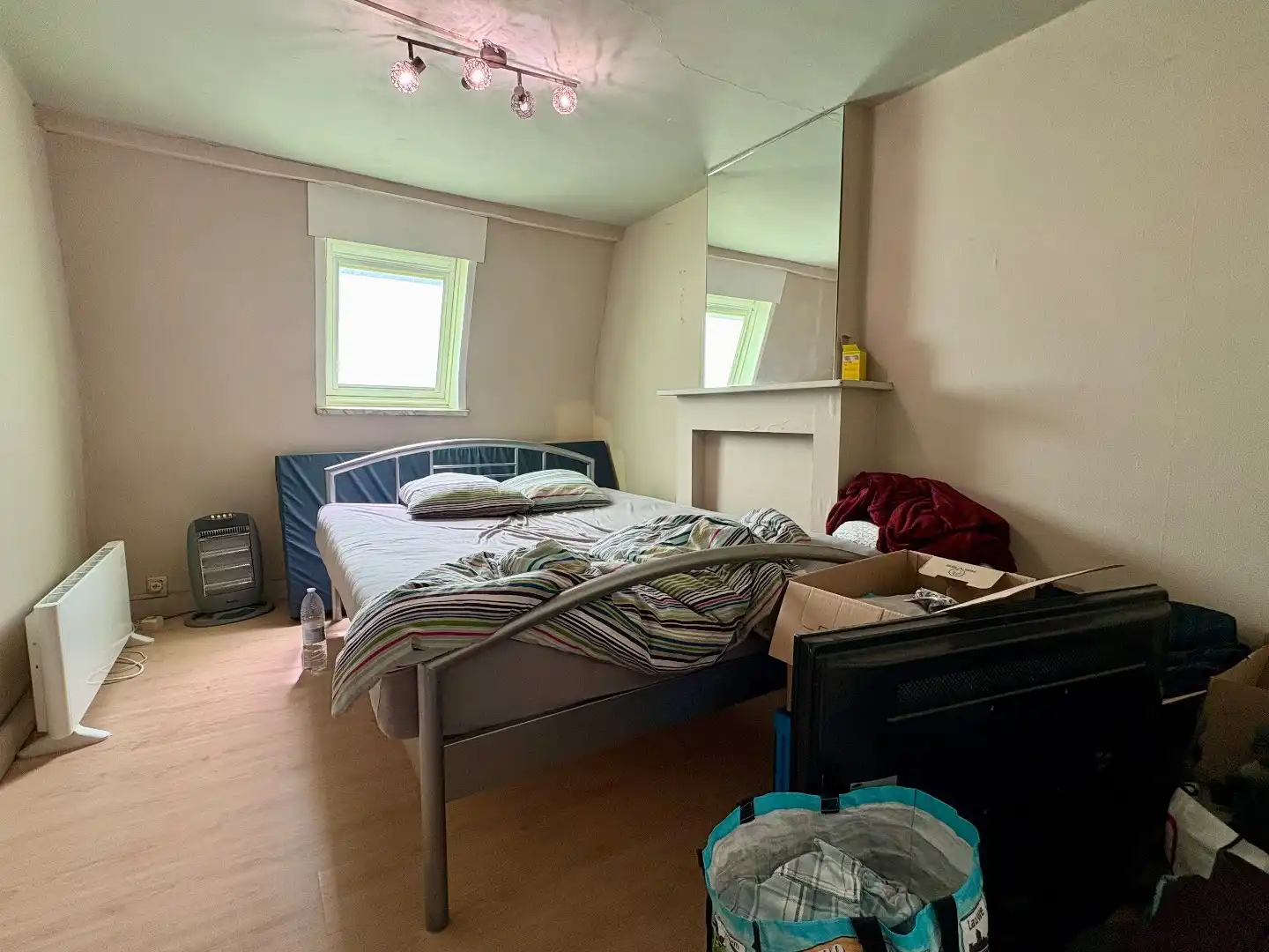 Woning te koop in het landelijke Tiegem met veel potentieel foto 9