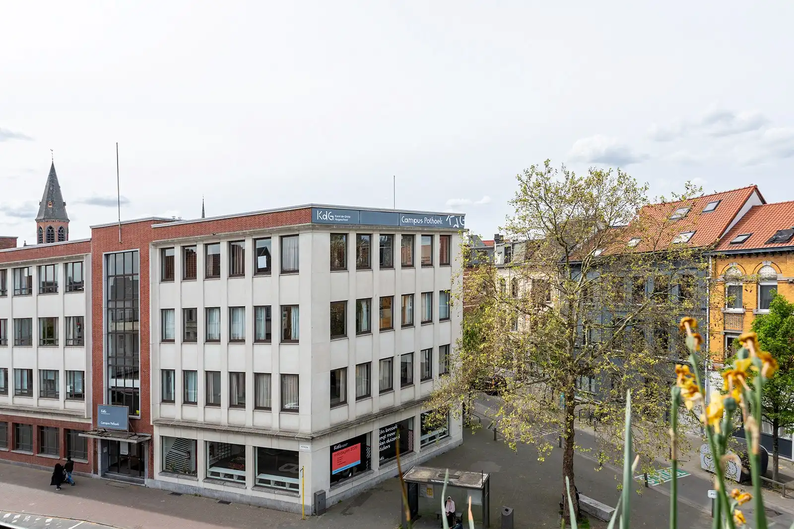 Lichtrijk appartement met terras vlak bij centrum foto 6