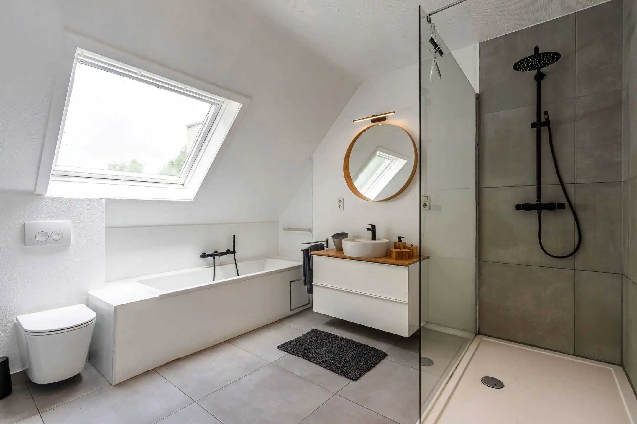 Instapklare woning met 3 slaapkamers, ruime garage en tuin foto 21