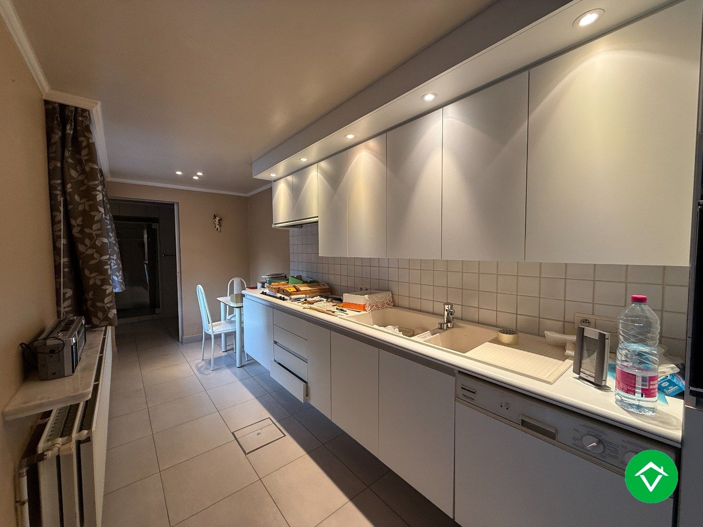 Karaktervolle, stevige woning met 4 slaapkamers, tuin en garage in centrum Roeselare foto 8