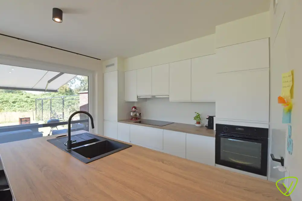 Prachtig afgewerkte woning te huur op een rustige locatie net buiten het centrum van Eeklo foto 7