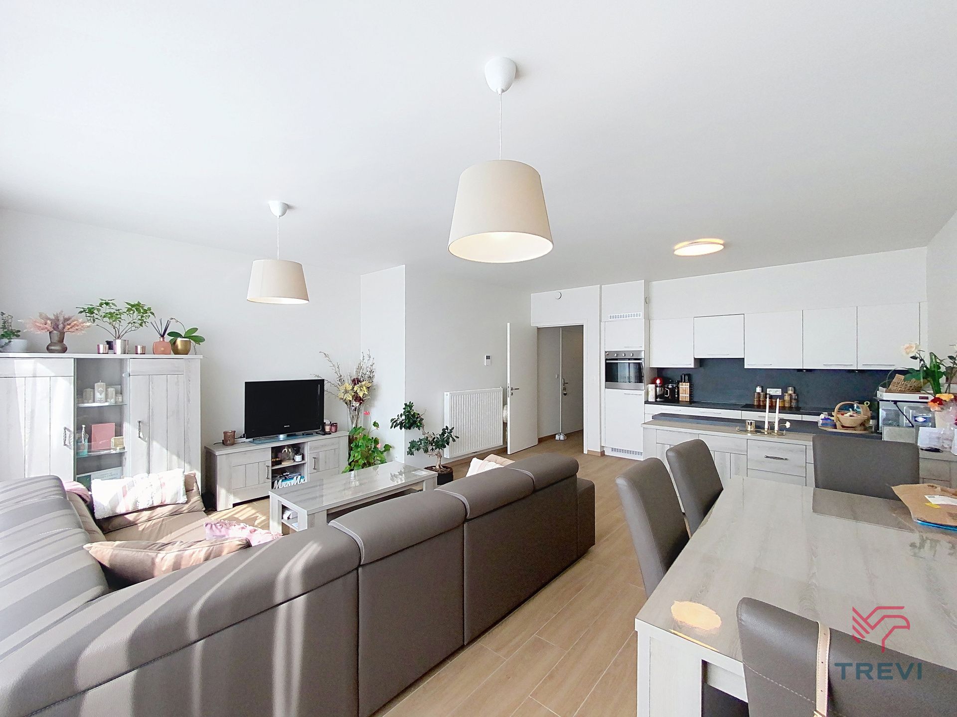 Mooi appartement met 2 slaapkamers en terras. foto 3