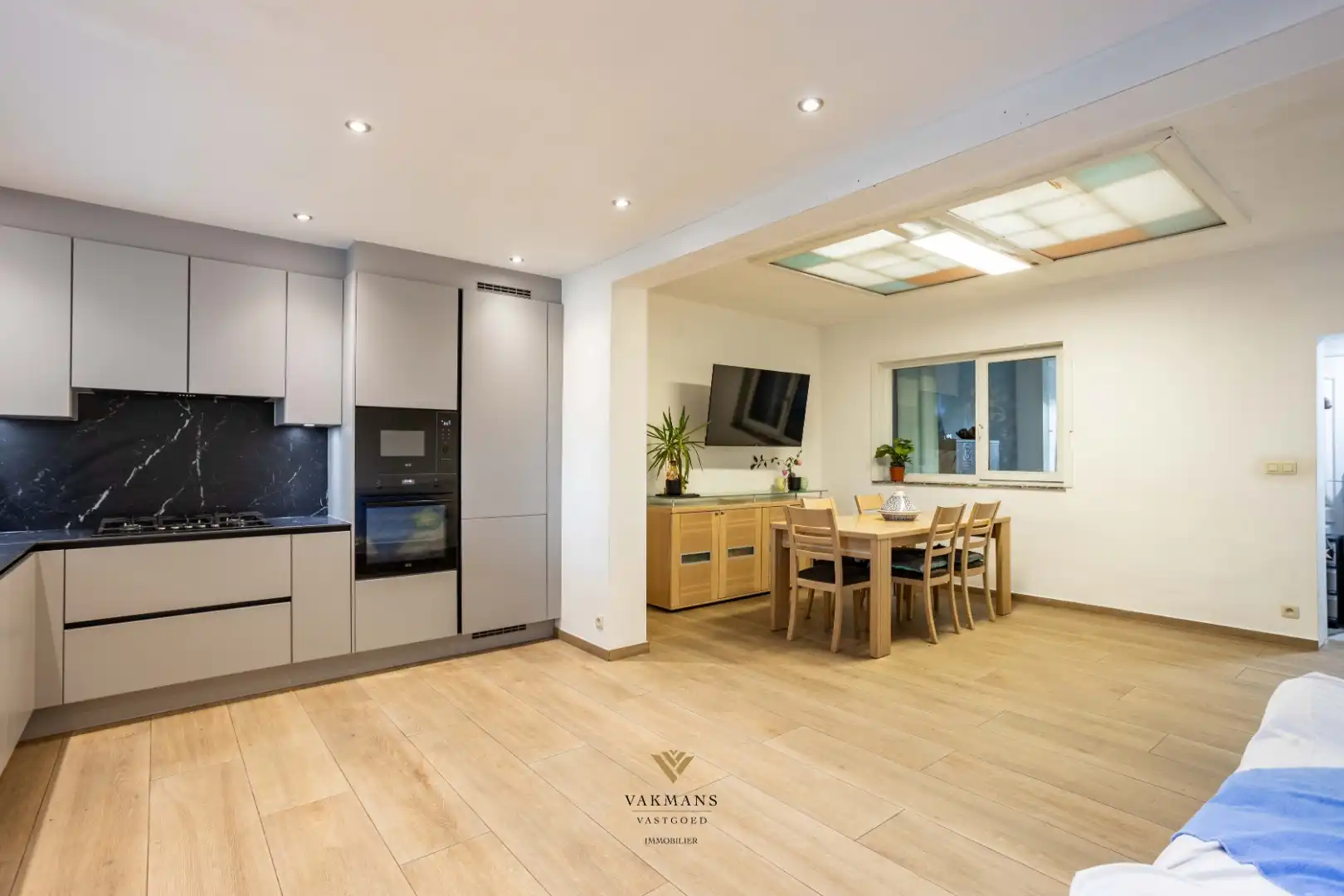 Ruime gezinswoning met 4 slaapkamers, tuin en eigen parkeerplaats. foto 13