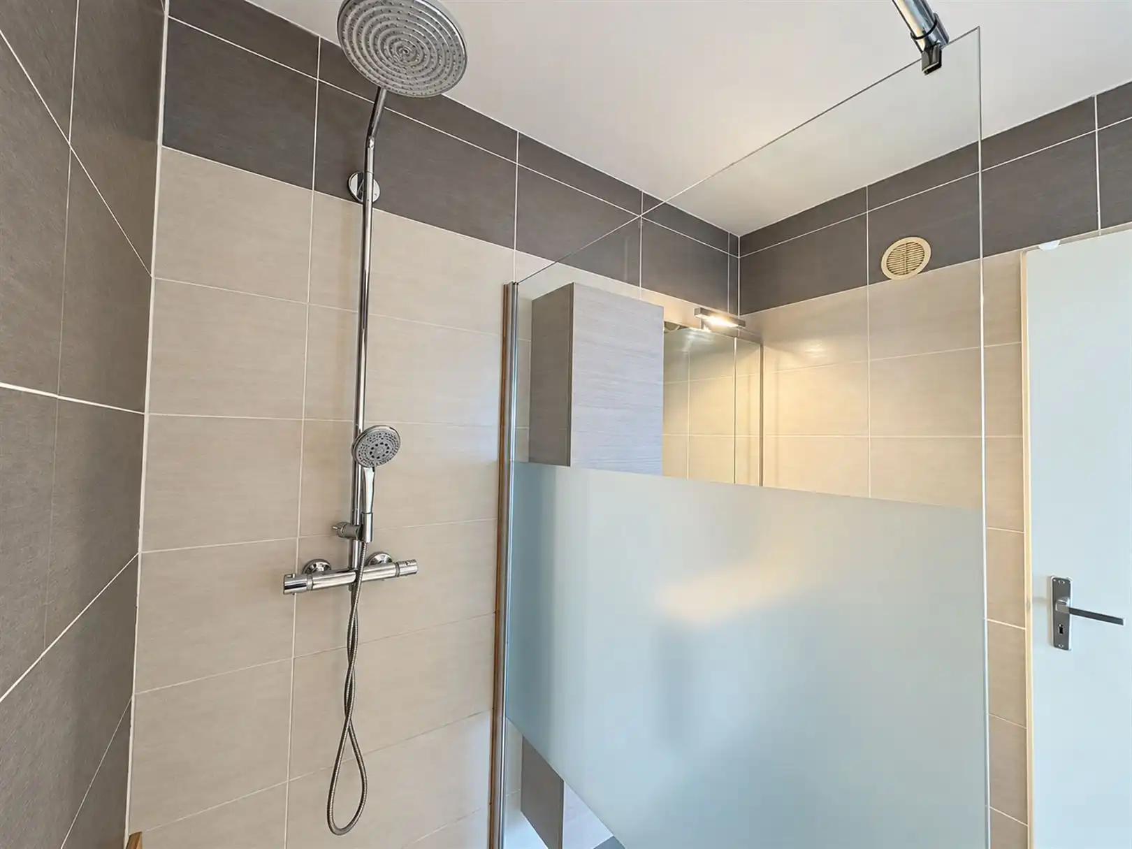 Modern appartement met 1 slaapkamer  foto 11