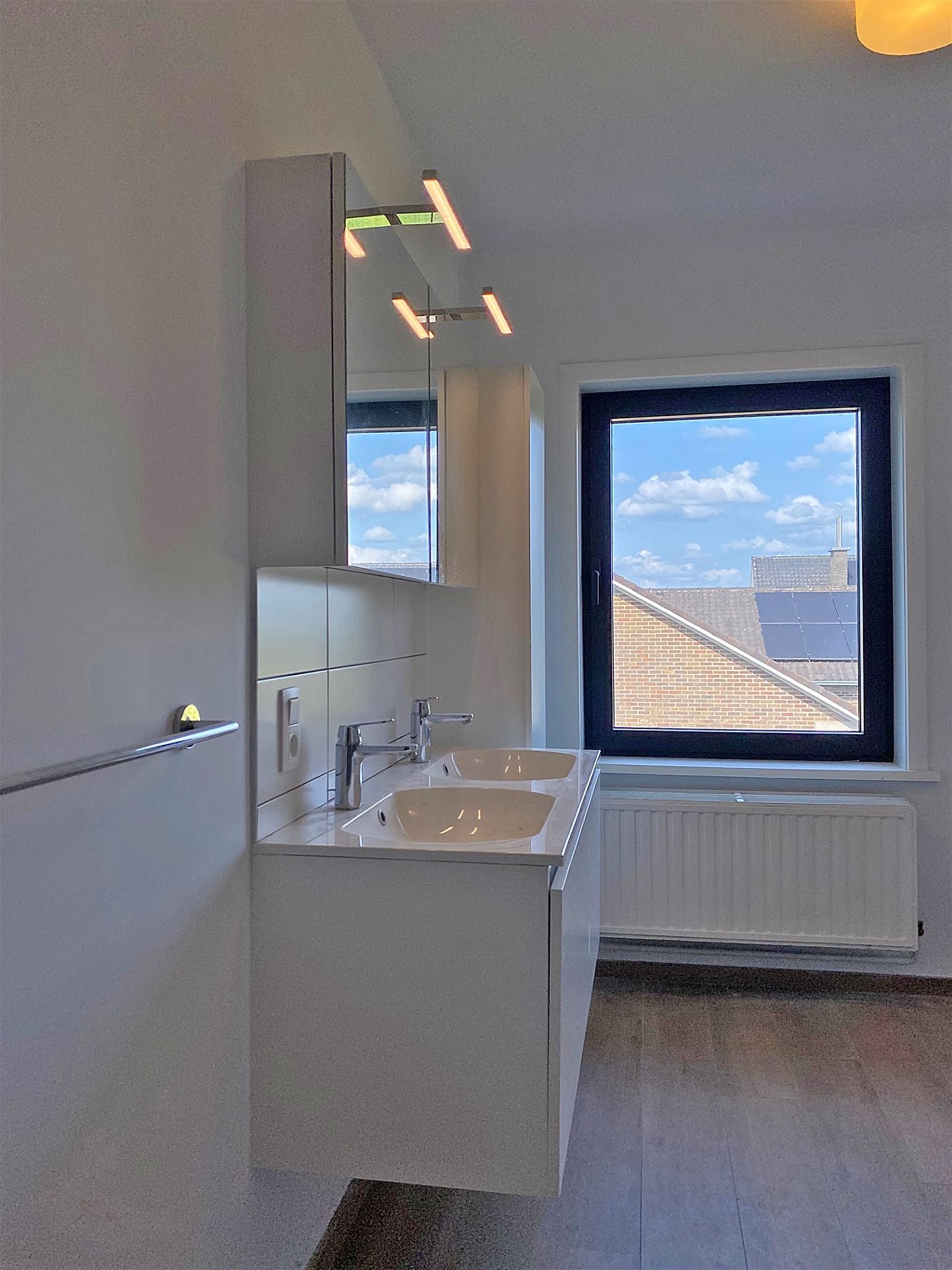 Ruime VERNIEUWDE HALFOPEN BEBOUWING met 4 SLAAPKAMERS ... foto 16