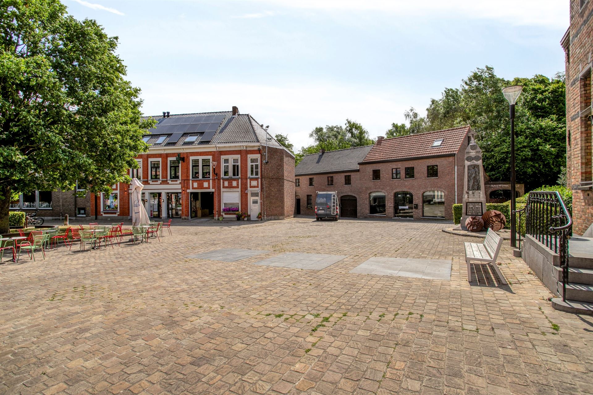 Goed gelegen woning aan het dorpsplein te huur! foto 2