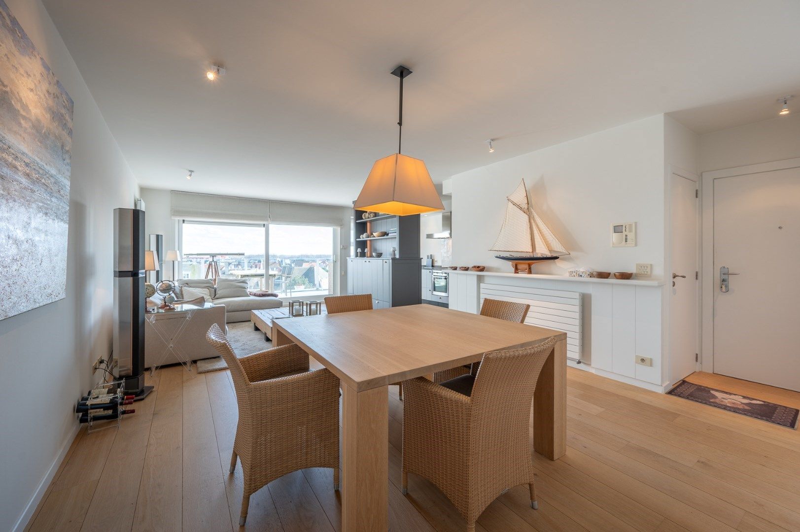 Prachtige duplex dakappartement met  2 zeer zonnige terrassen en unieke vergezichten gelegen op de Jozef Nellenslaan. Tandembox te koop op het gelijkvloers foto 6