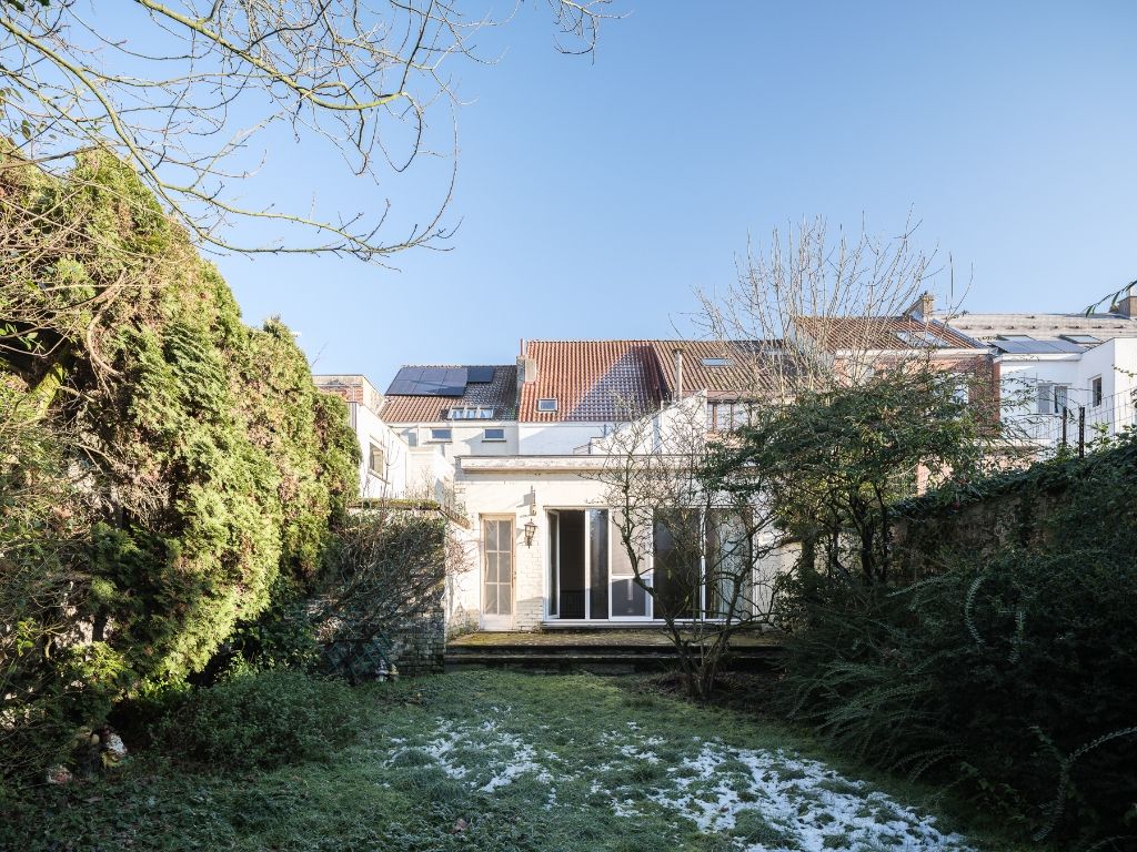 Interbellum herenwoning met ruime tuin en groot potentieel foto 2