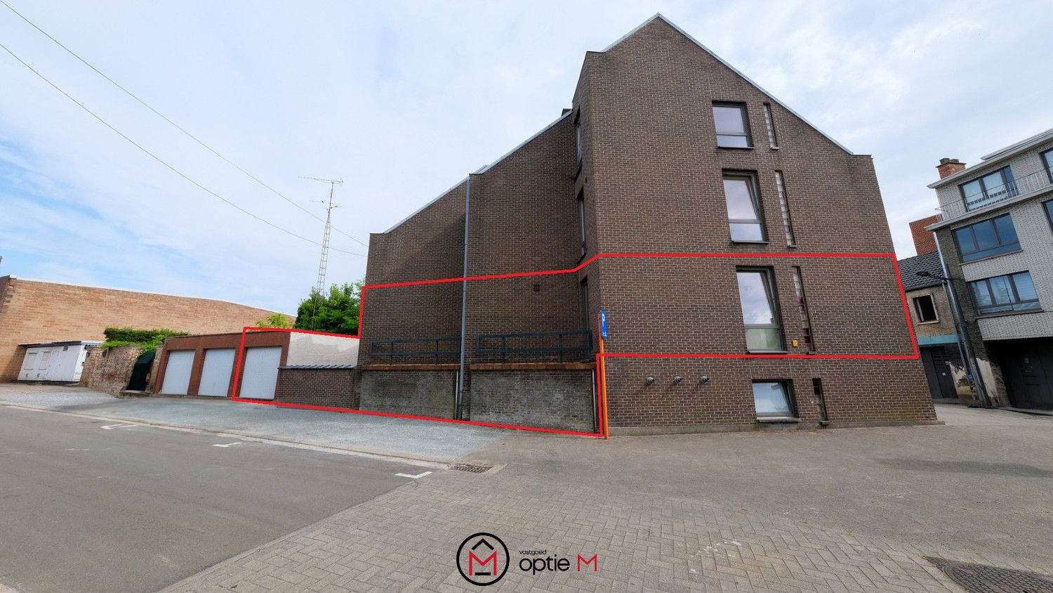 RUIM APPARTEMENT MET 3 SLAAPKAMERS, TERRAS EN GARAGEBOX foto {{pictureIndex}}