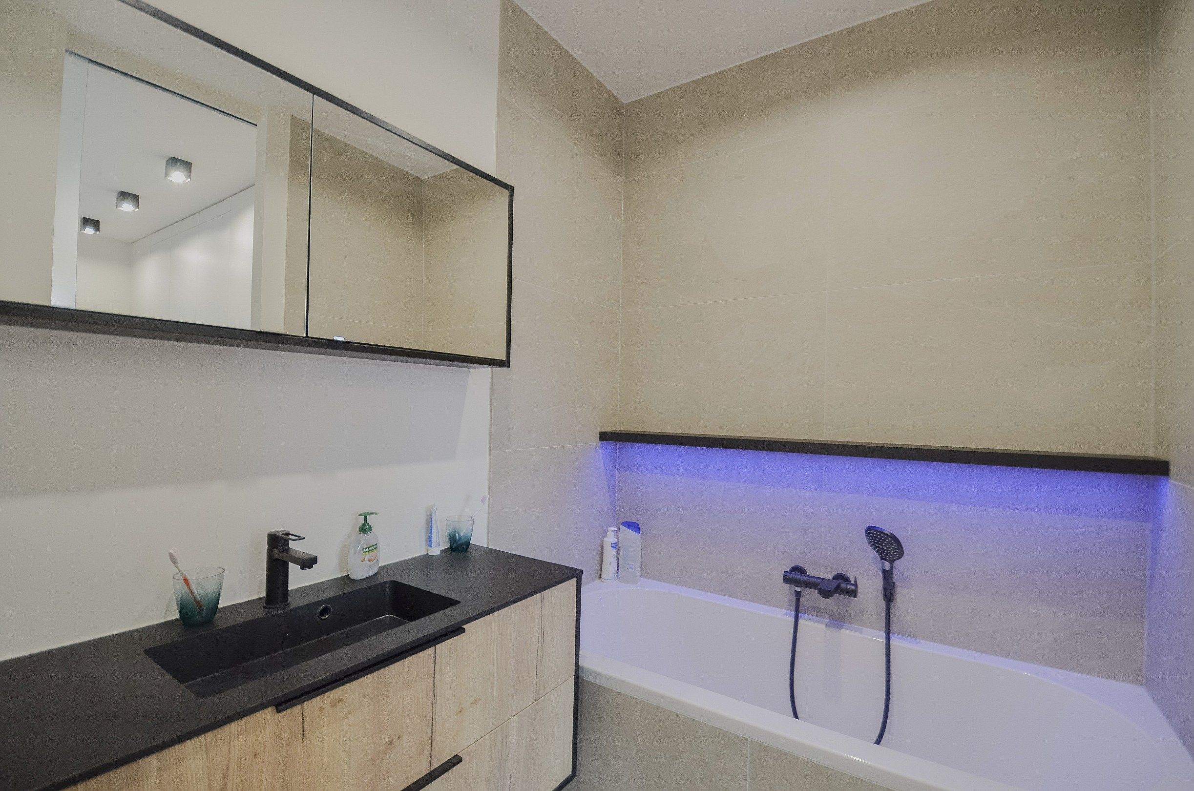 Appartement met gevelbreedte van ongeveer 5,2 meter en een ruim zonnig terras. foto 18