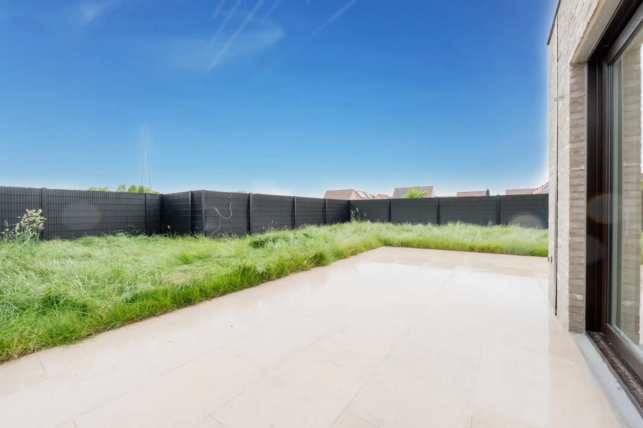 Halfopen moderne woning met zonnige tuin foto 10