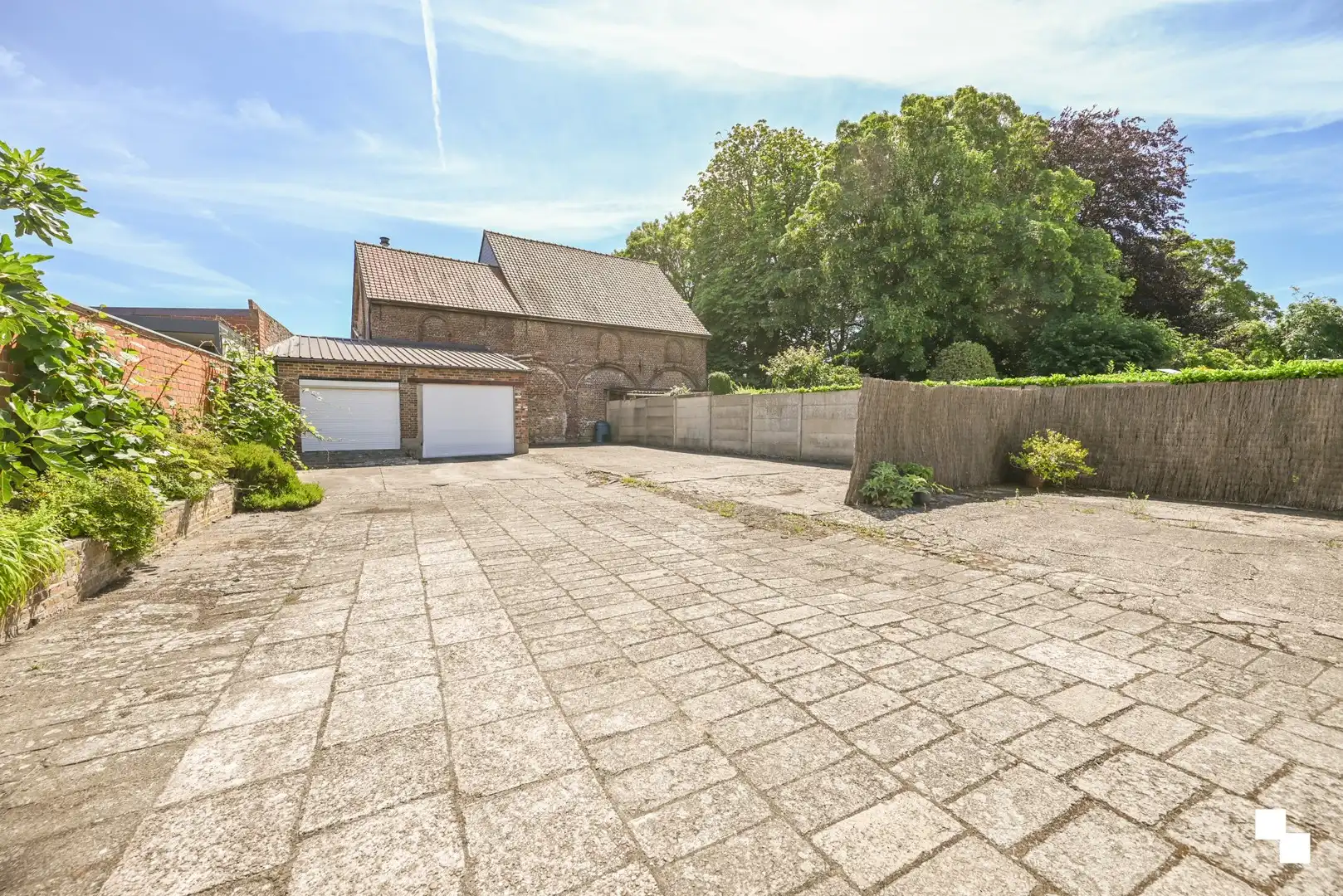 Ruime gezinswoning met vier slaapkamers, garages en extra naastliggend perceel foto 33