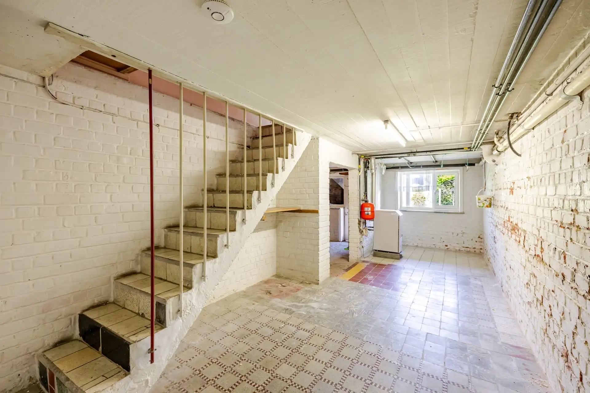 Ruime, solide te renoveren woning met 4 tot 5 slaapkamers en tuin foto 21