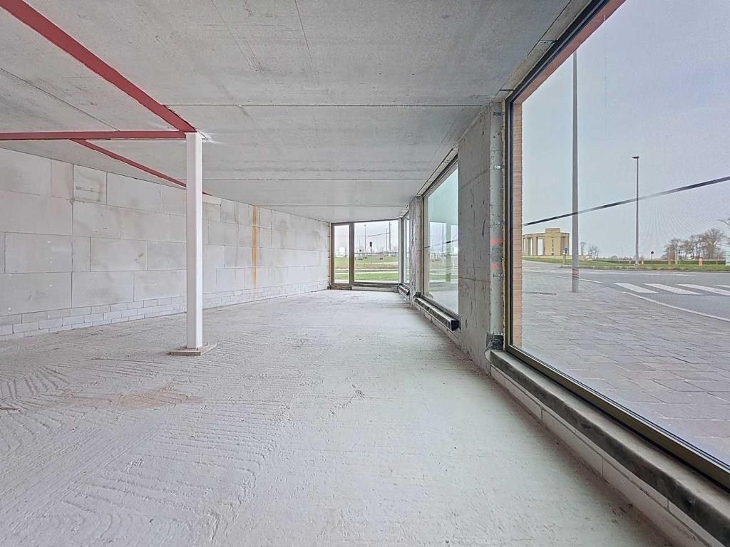 Dit handelspand (97 m²), gelegen aan de kaai van Nieuwpoort-Stad, biedt een veelzijdige opportuniteit foto 5