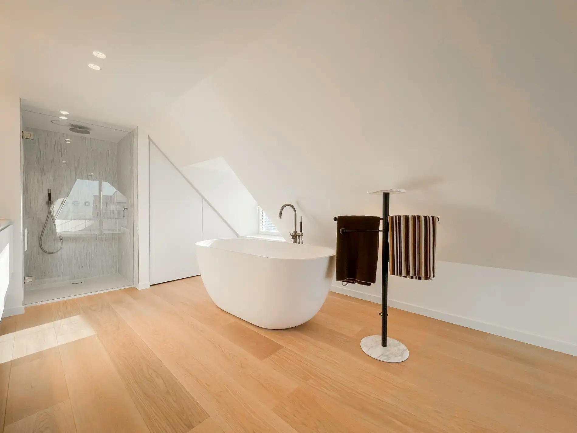 Exclusieve villa: Uitzonderlijk volledig gerenoveerde villa met frontaal zeezicht. foto 46