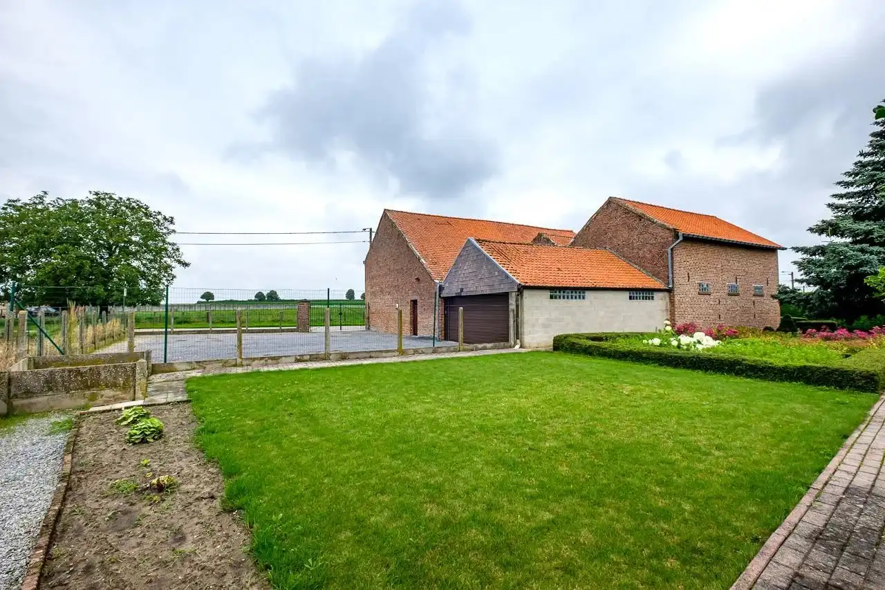 Langgevelhoeve met grote loods foto 22