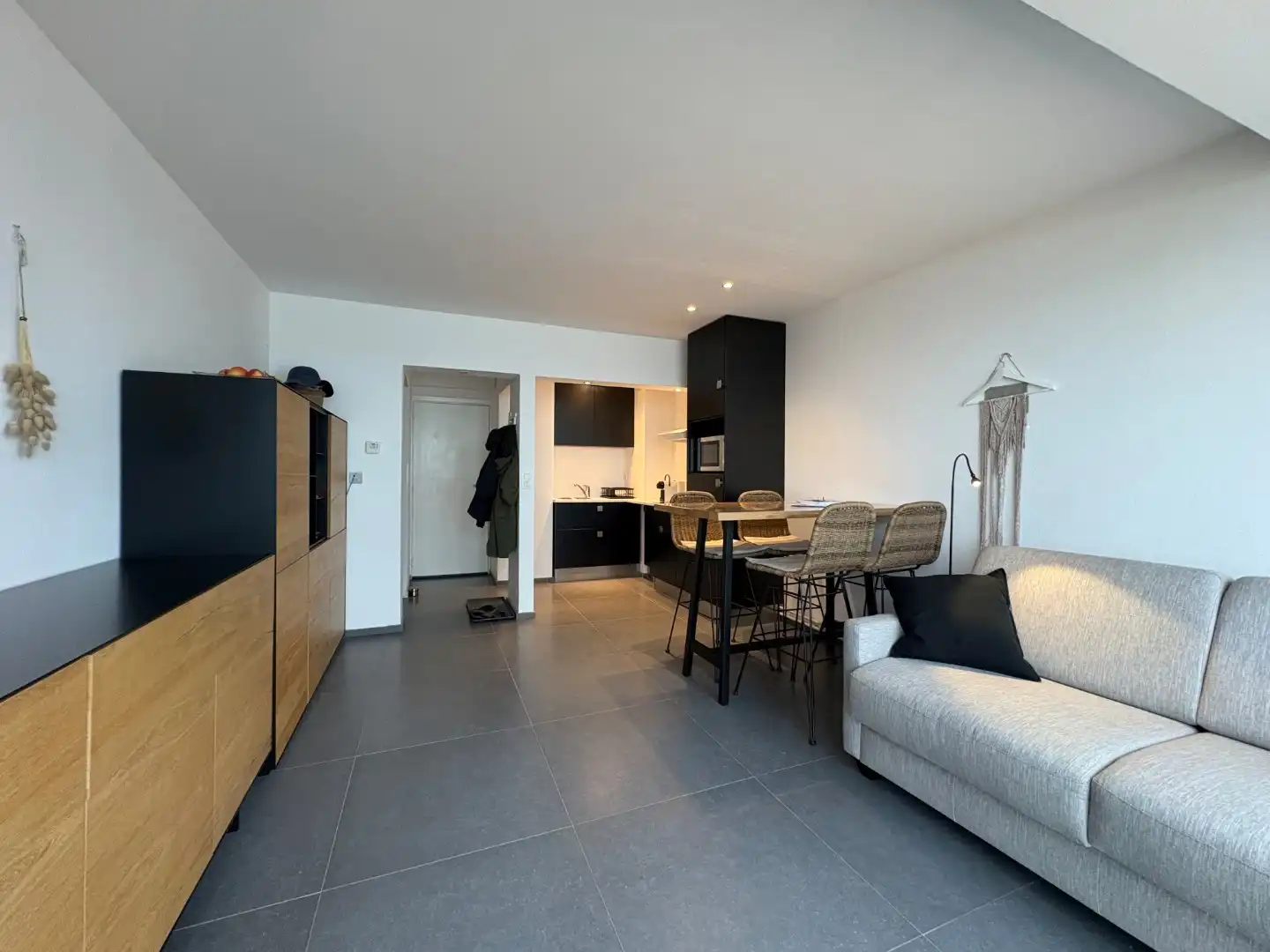 Te koop: gerenoveerde studio met frontaal zeezicht – ideaal als investering* foto 11