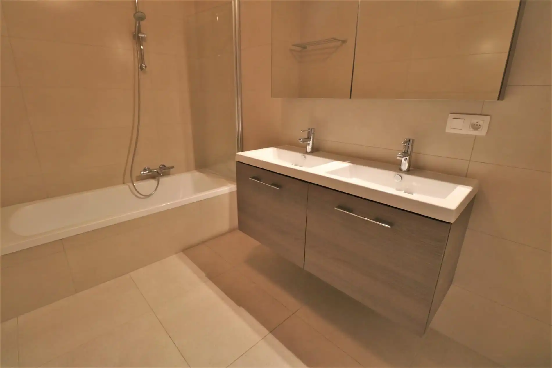  Instapklaar en modern 3-slaapkamer appartement met zonneterras te Oostende! foto 11