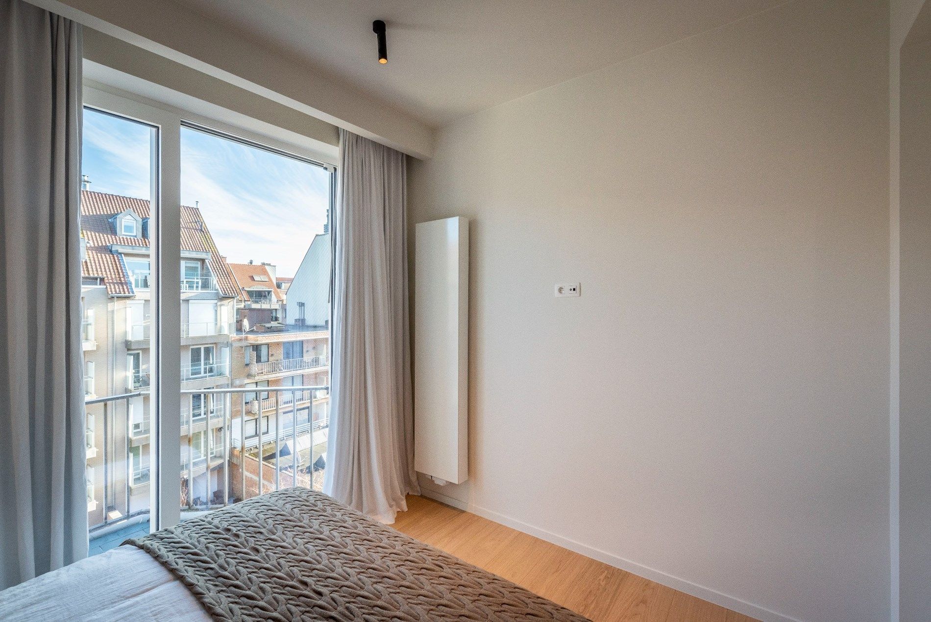 Prachtig gerenoveerd appartement met 2 slaapkamers en  open zicht over de Koningslaan te Knokke foto 17