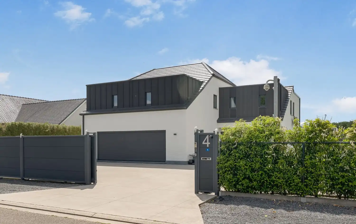 Exclusieve recente villa met verwarmd zwembad, vier garages en inclusief bouwgrond van 10a in een groene omgeving foto 5